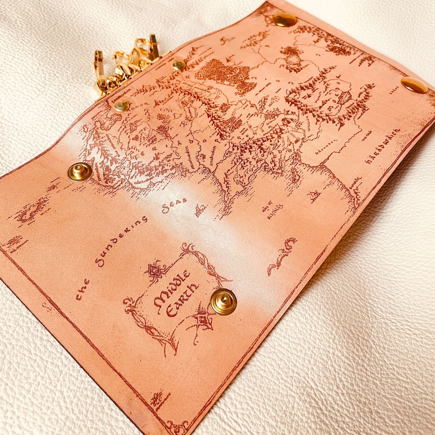 SteamVoyage - astuccio portachiavi in cuoio inciso a laser con mappa della Terra di Mezzo del Signore degli Anelli, doppi bottoni per la chiusura e sei ganci per le chiavi