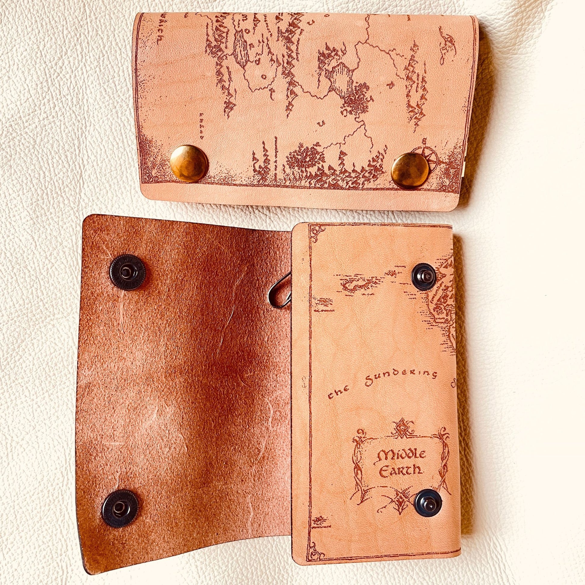 SteamVoyage - astuccio portachiavi in cuoio inciso a laser con mappa della Terra di Mezzo del Signore degli Anelli, doppi bottoni per la chiusura e sei ganci per le chiavi