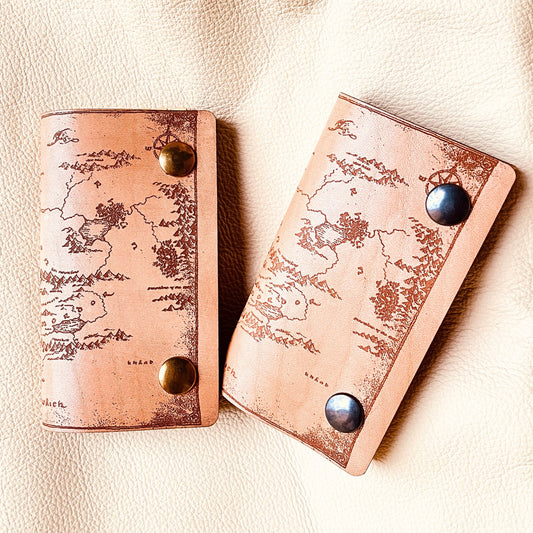 SteamVoyage - astuccio portachiavi in cuoio inciso a laser con mappa della Terra di Mezzo del Signore degli Anelli, doppi bottoni per la chiusura e sei ganci per le chiavi