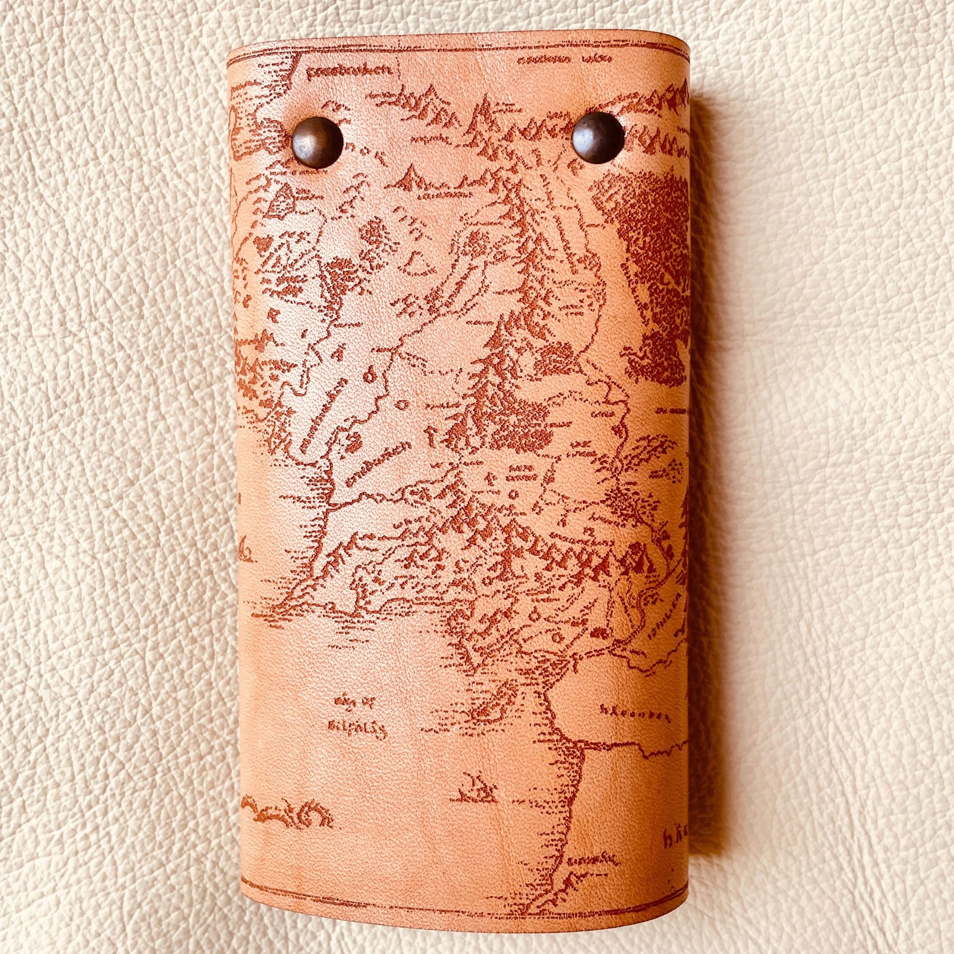 SteamVoyage - astuccio portachiavi in cuoio inciso a laser con mappa della Terra di Mezzo del Signore degli Anelli, doppi bottoni per la chiusura e sei ganci per le chiavi