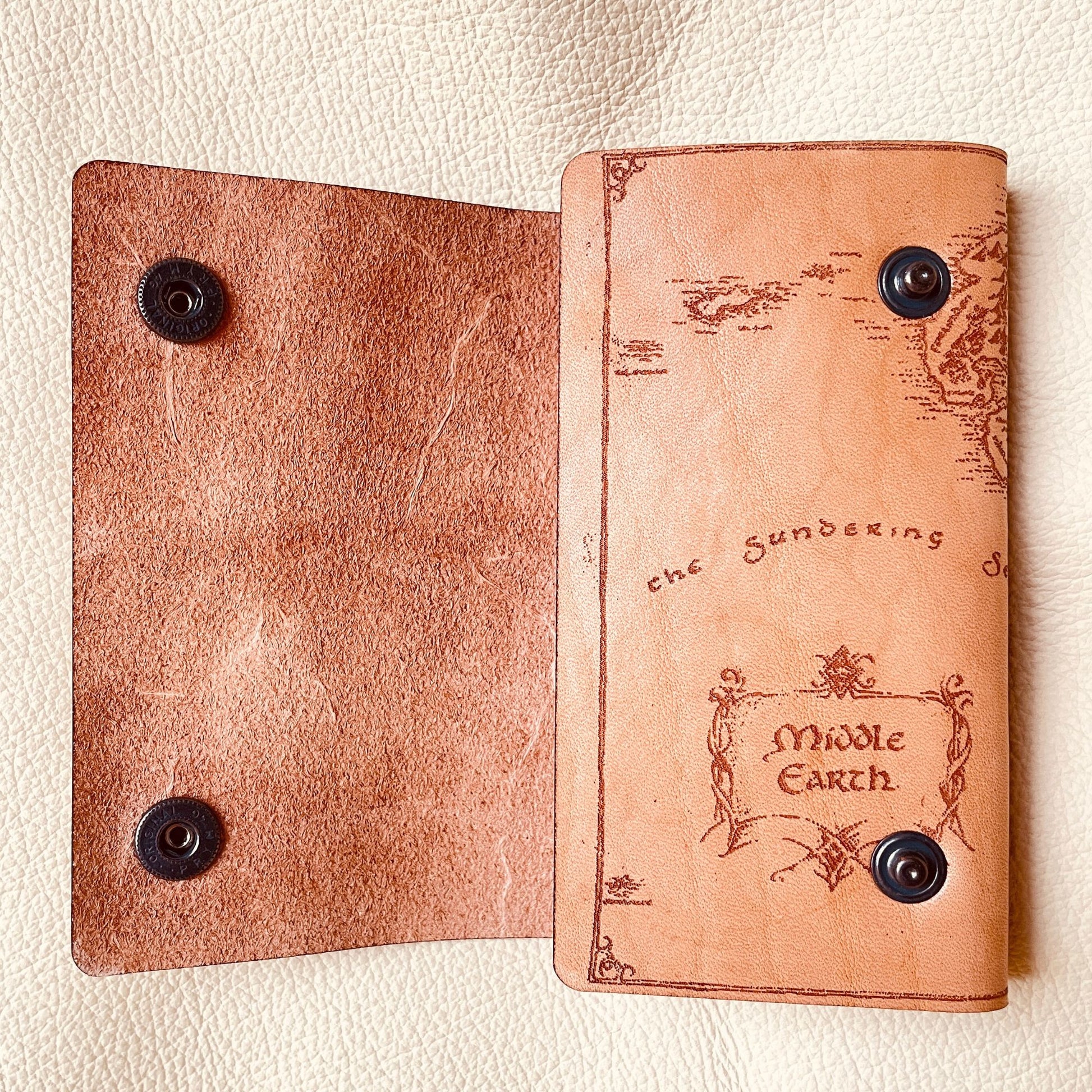 SteamVoyage - astuccio portachiavi in cuoio inciso a laser con mappa della Terra di Mezzo del Signore degli Anelli, doppi bottoni per la chiusura e sei ganci per le chiavi