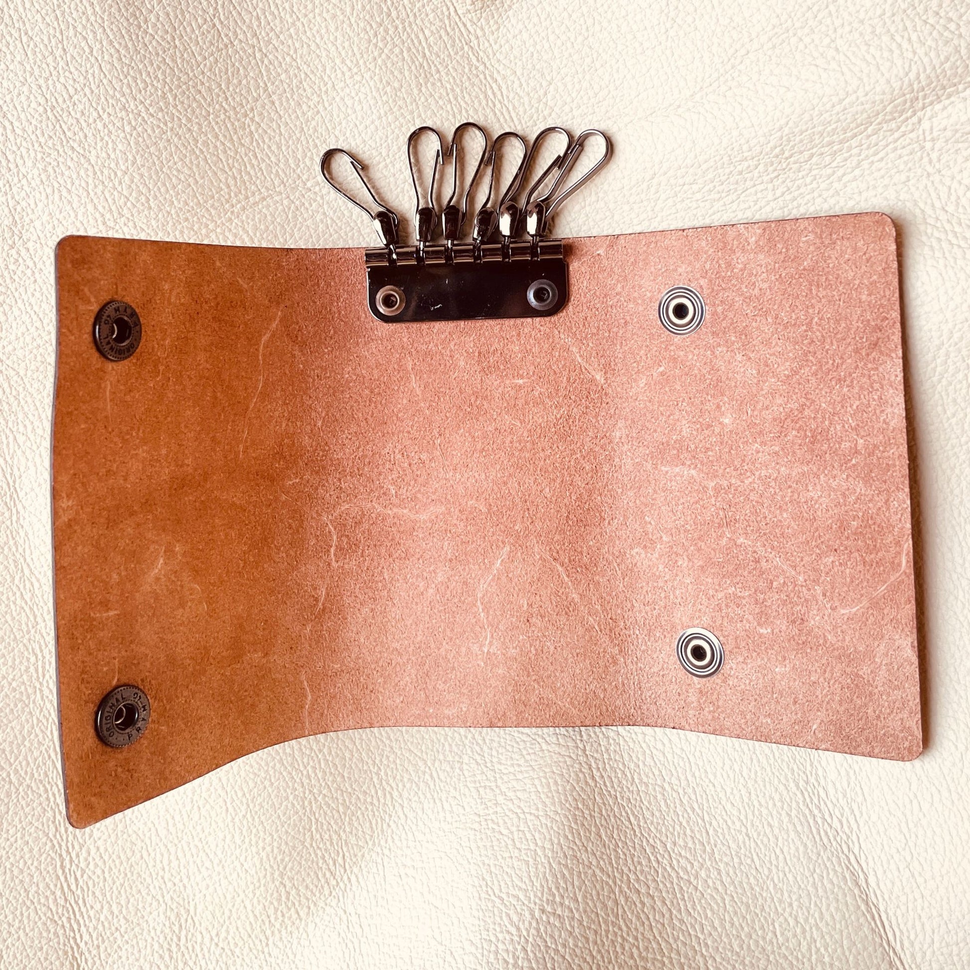 SteamVoyage - astuccio portachiavi in cuoio inciso a laser con mappa della Terra di Mezzo del Signore degli Anelli, doppi bottoni per la chiusura e sei ganci per le chiavi