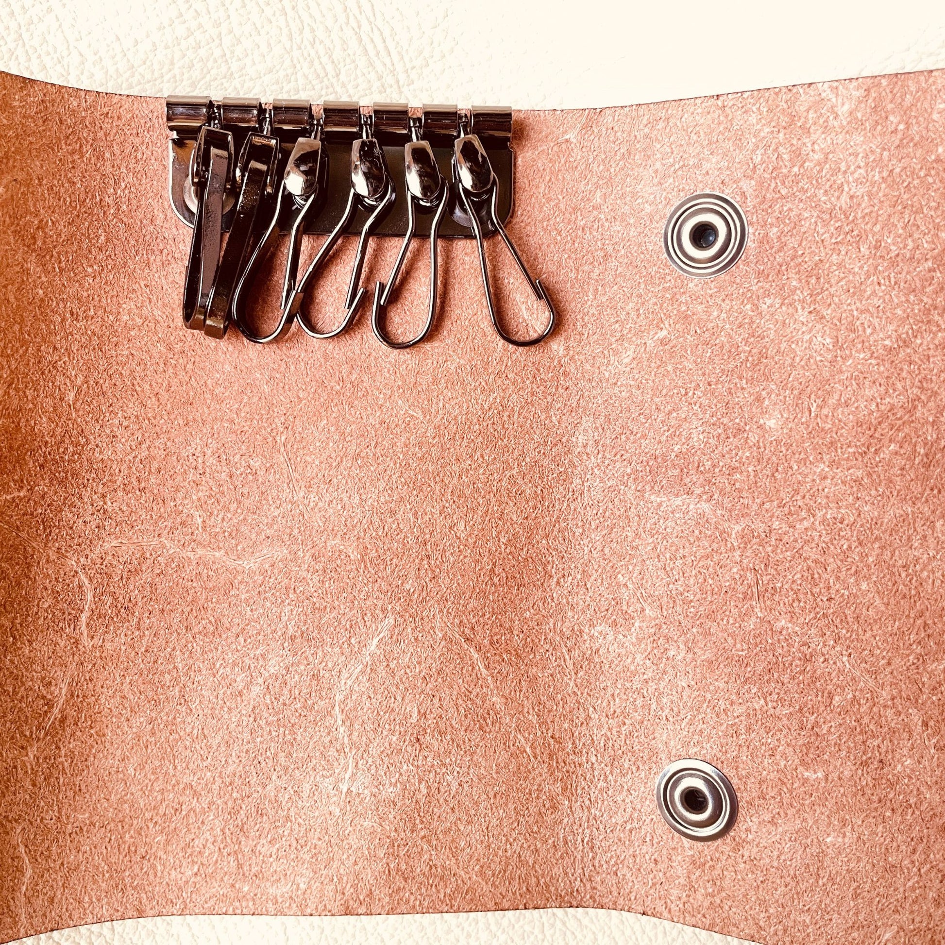 SteamVoyage - astuccio portachiavi in cuoio inciso a laser con mappa della Terra di Mezzo del Signore degli Anelli, doppi bottoni per la chiusura e sei ganci per le chiavi