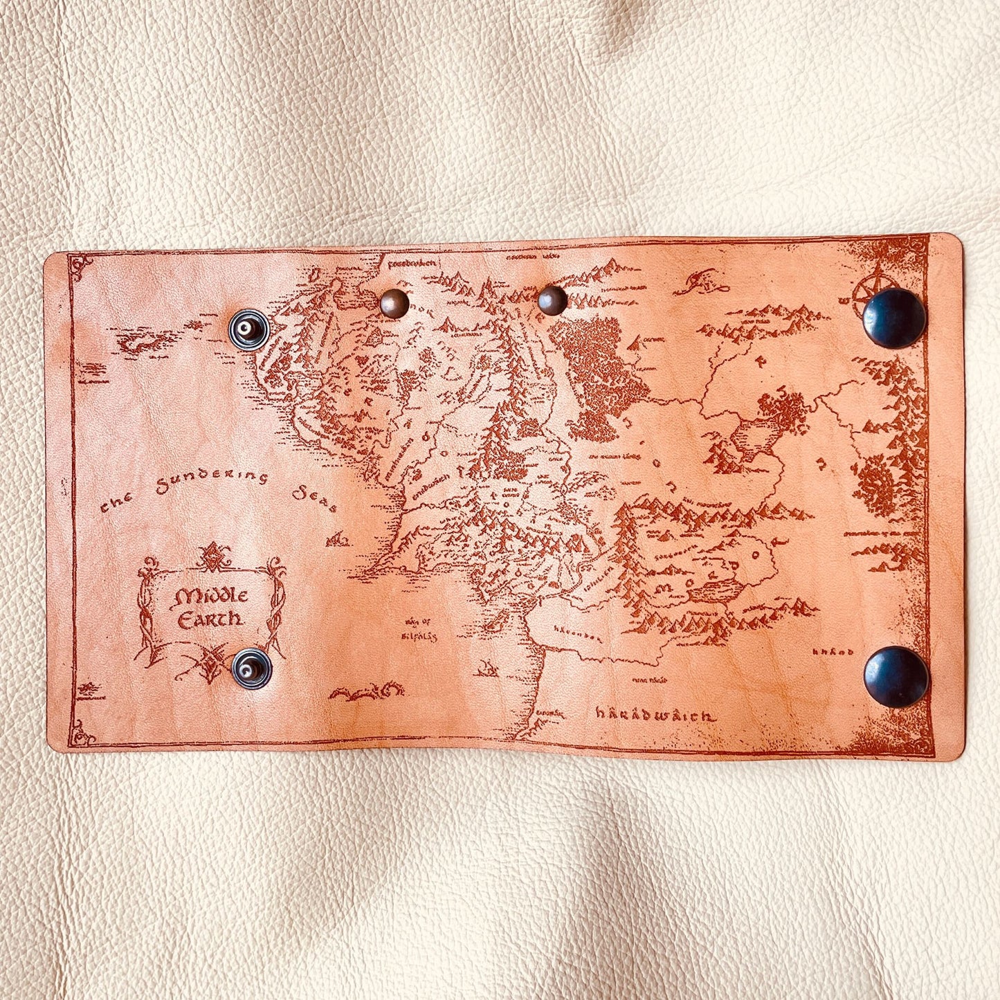 SteamVoyage - astuccio portachiavi in cuoio inciso a laser con mappa della Terra di Mezzo del Signore degli Anelli, doppi bottoni per la chiusura e sei ganci per le chiavi