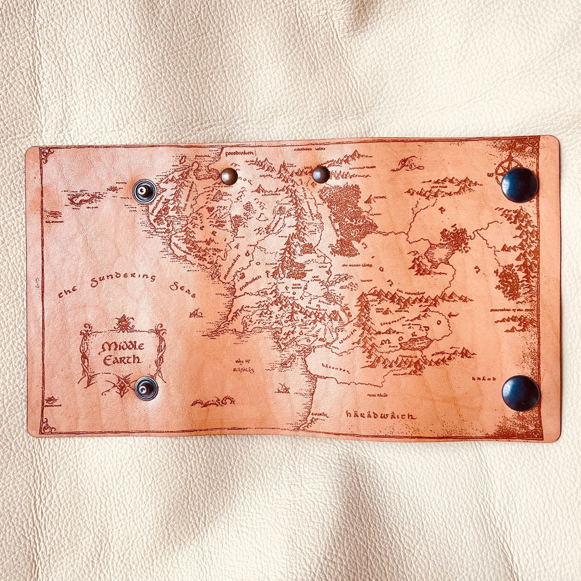 SteamVoyage - astuccio portachiavi in cuoio inciso a laser con mappa della Terra di Mezzo del Signore degli Anelli, doppi bottoni per la chiusura e sei ganci per le chiavi