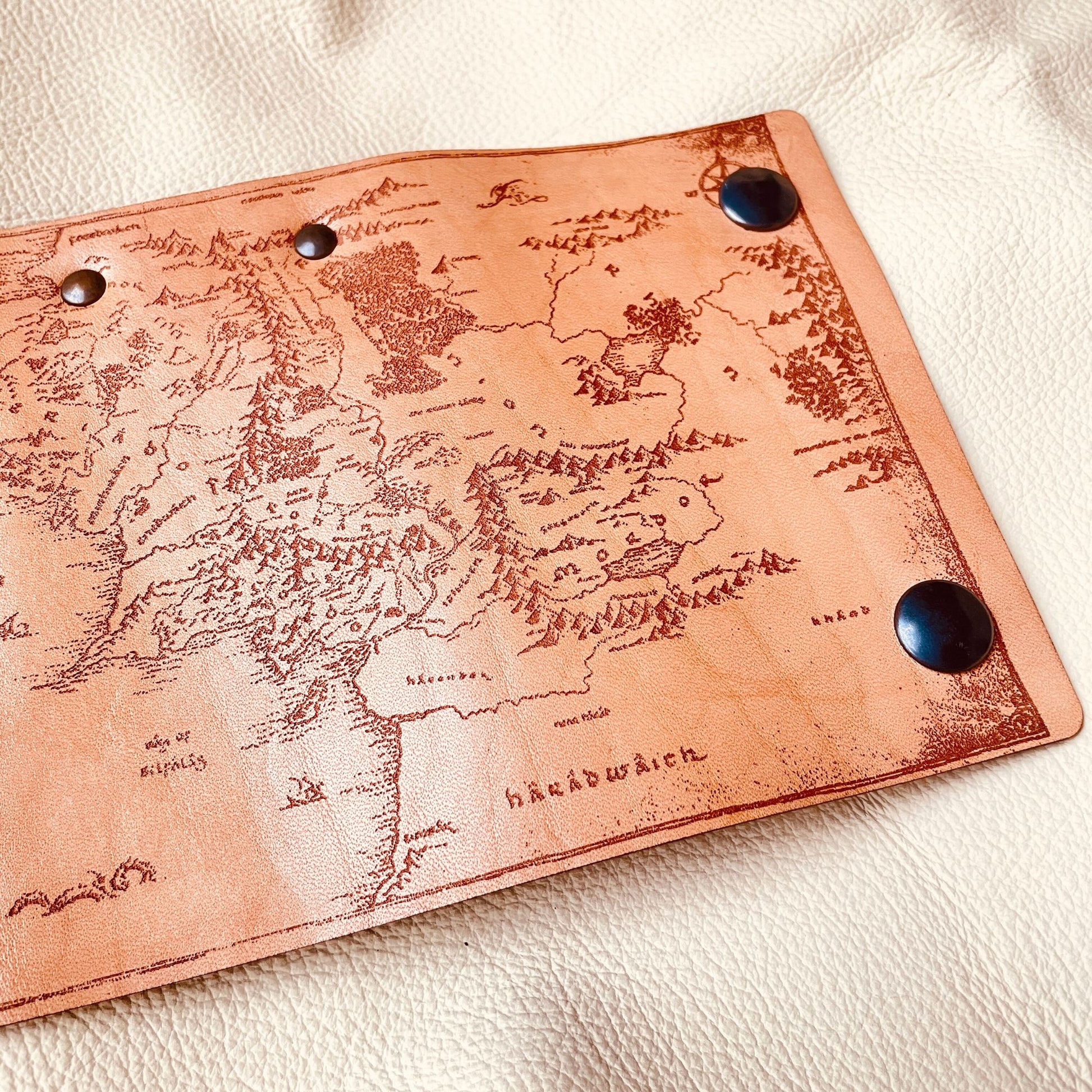 SteamVoyage - astuccio portachiavi in cuoio inciso a laser con mappa della Terra di Mezzo del Signore degli Anelli, doppi bottoni per la chiusura e sei ganci per le chiavi