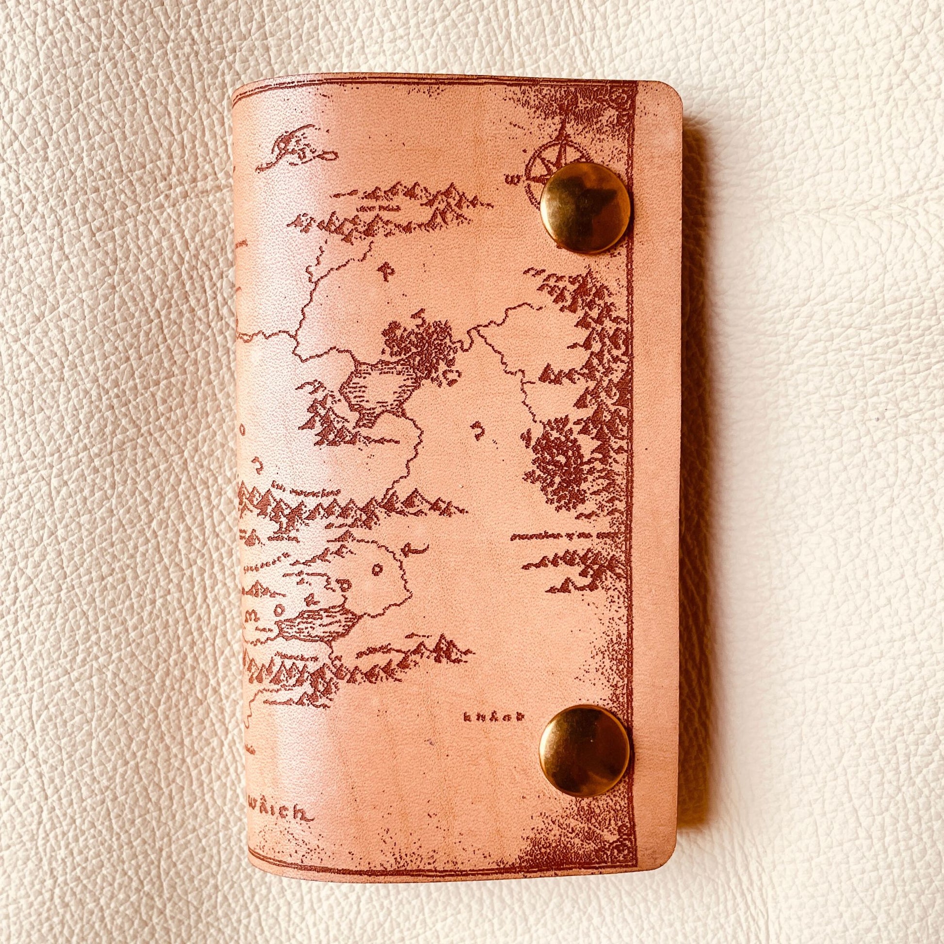 SteamVoyage - astuccio portachiavi in cuoio inciso a laser con mappa della Terra di Mezzo del Signore degli Anelli, doppi bottoni per la chiusura e sei ganci per le chiavi