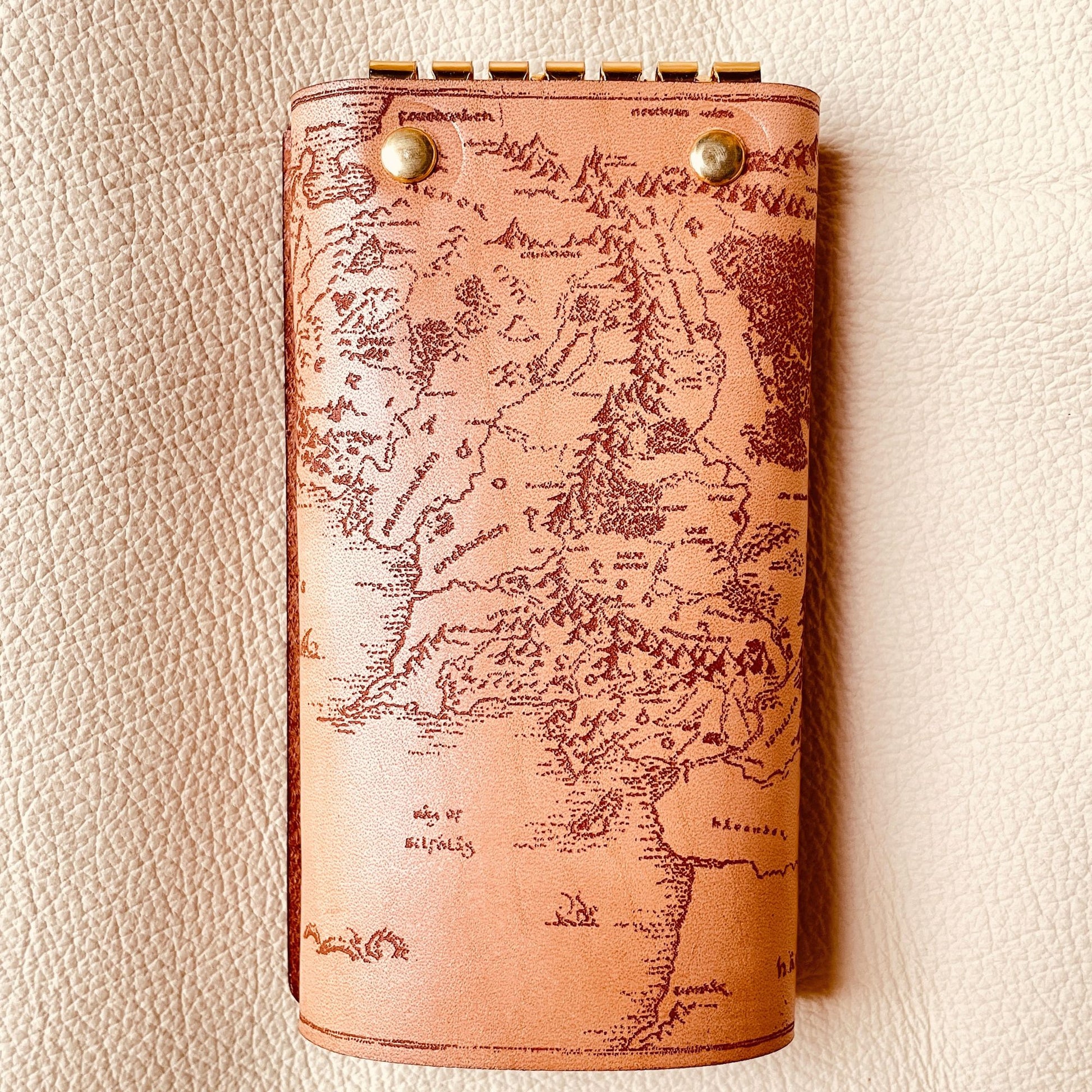 SteamVoyage - astuccio portachiavi in cuoio inciso a laser con mappa della Terra di Mezzo del Signore degli Anelli, doppi bottoni per la chiusura e sei ganci per le chiavi