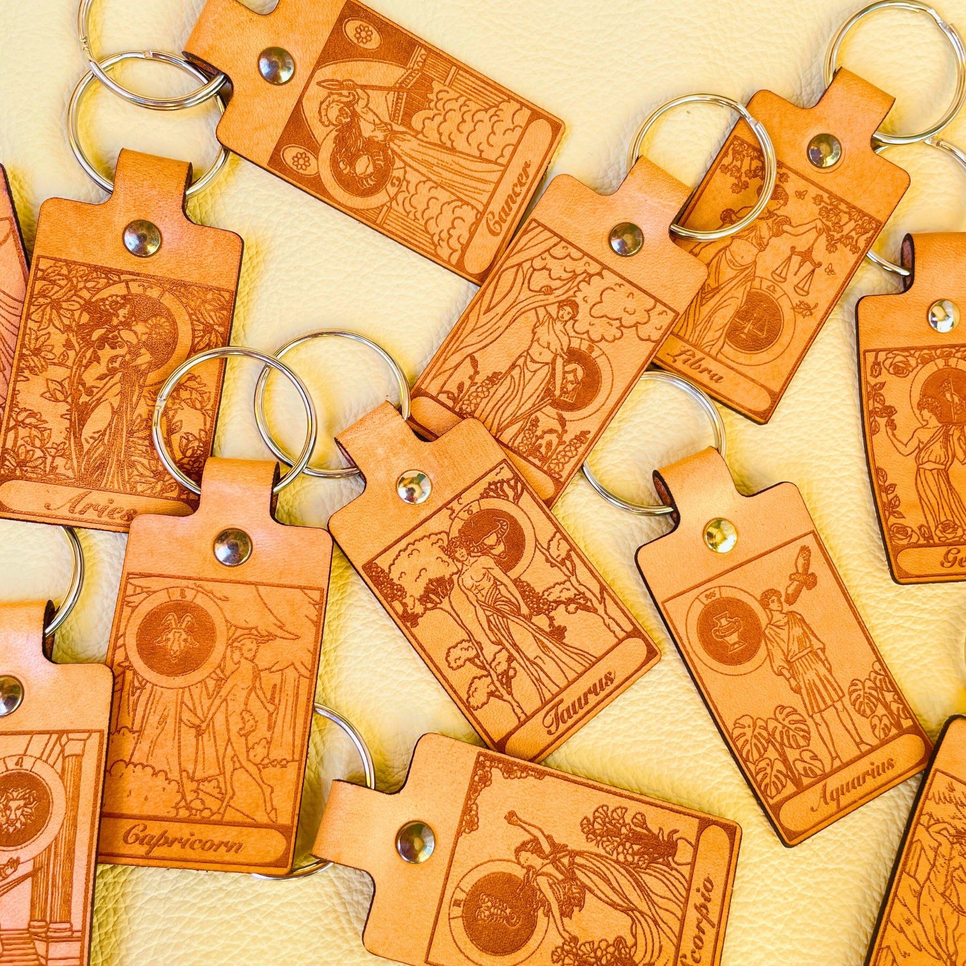 SteamVoyage - mini portachiavi in cuoio con immagini ispirate ai segni zodiacali e ai miti greci e romani che li raccontano
