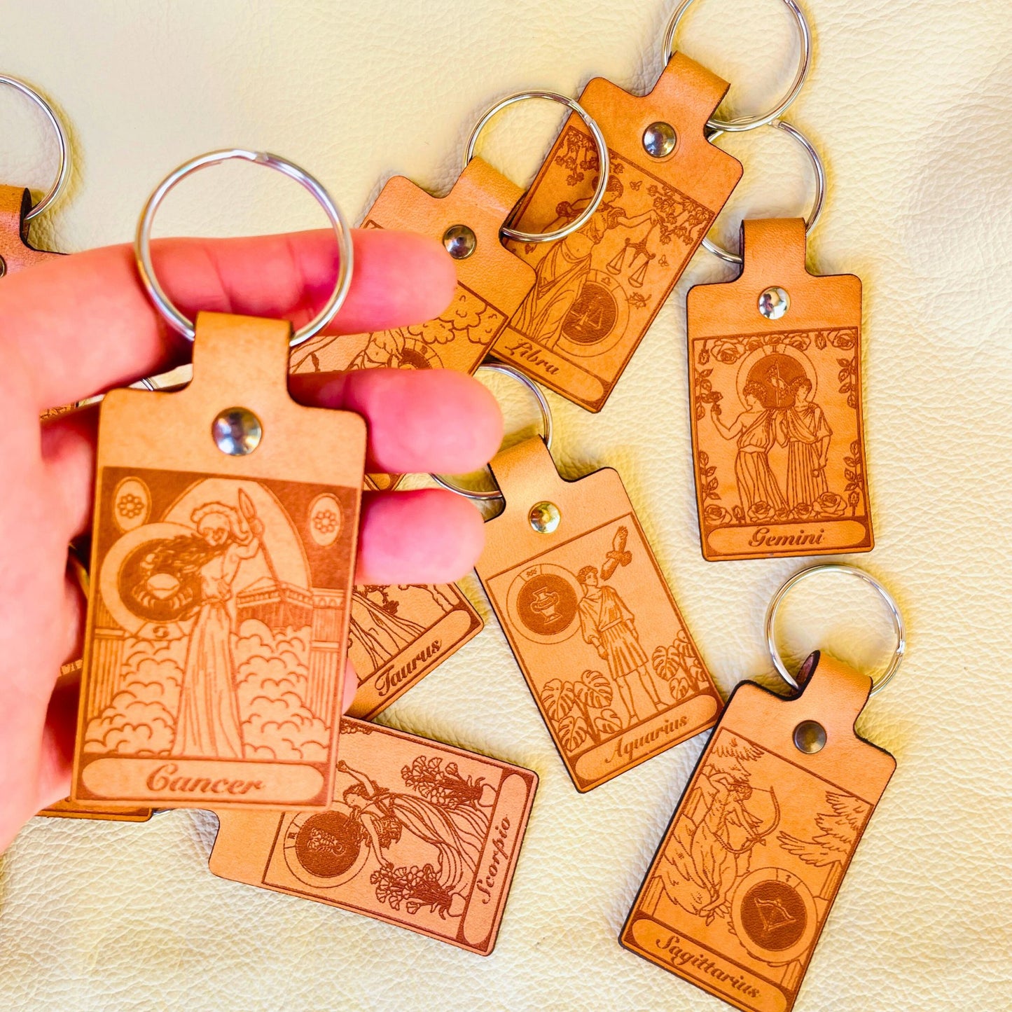 SteamVoyage - mini portachiavi in cuoio con immagini ispirate ai segni zodiacali e ai miti greci e romani che li raccontano