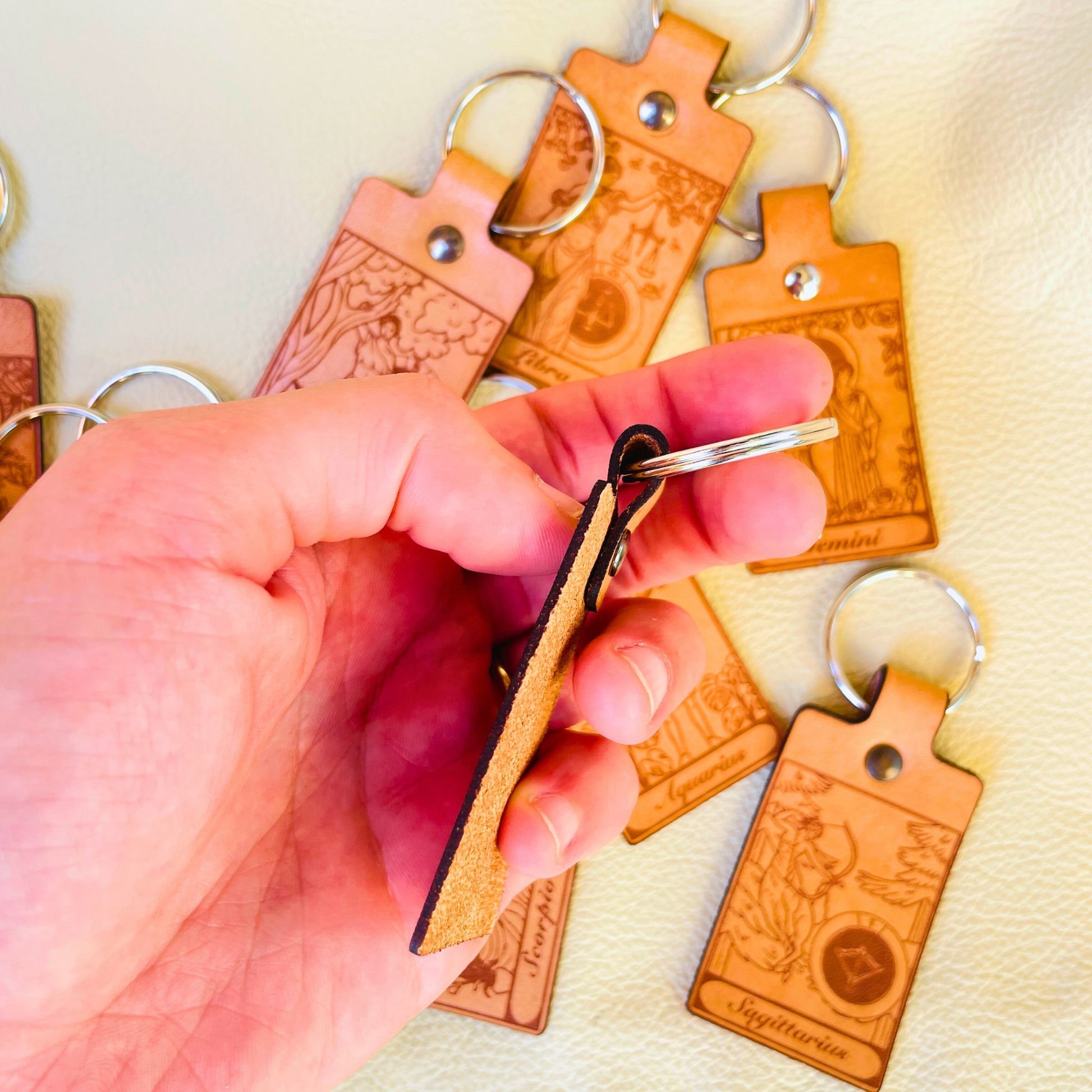 SteamVoyage - mini portachiavi in cuoio con immagini ispirate ai segni zodiacali e ai miti greci e romani che li raccontano - laterale