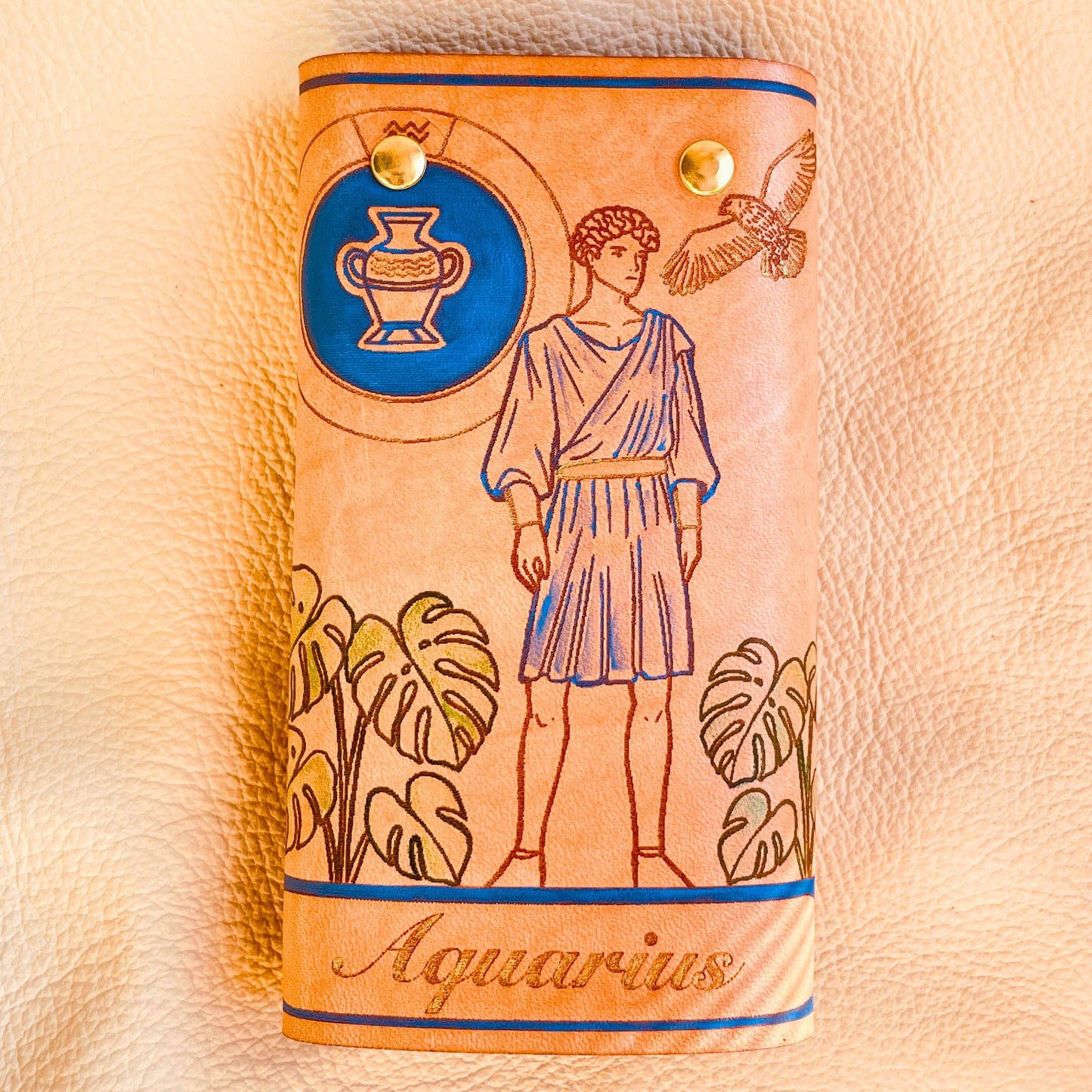 SteamVoyage - portachiavi in cuoio inciso al laser e dipinto a mano con immagini ispirate ai segni zodiacali e ai relativi miti greci e romani - acquario azzurro chiuso