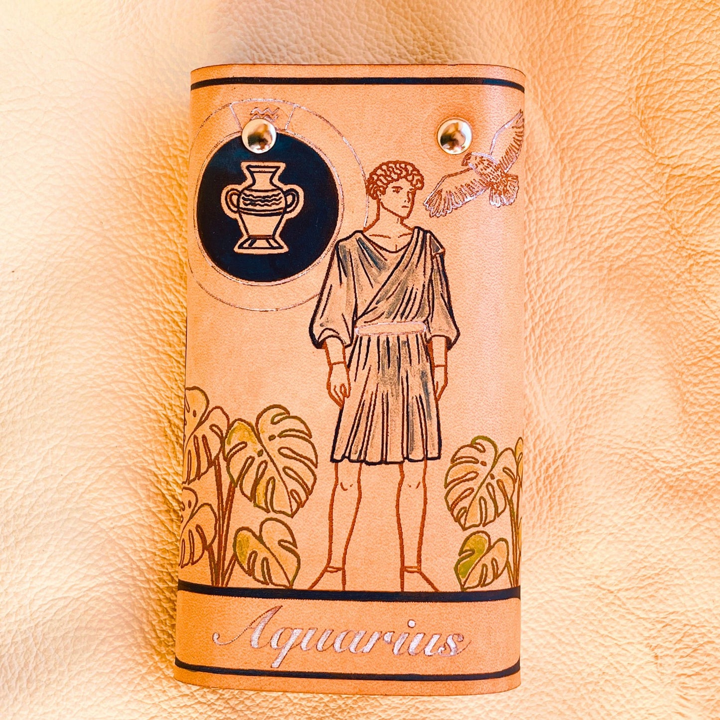 SteamVoyage - portachiavi in cuoio inciso al laser e dipinto a mano con immagini ispirate ai segni zodiacali e ai relativi miti greci e romani - acquario blu chiuso