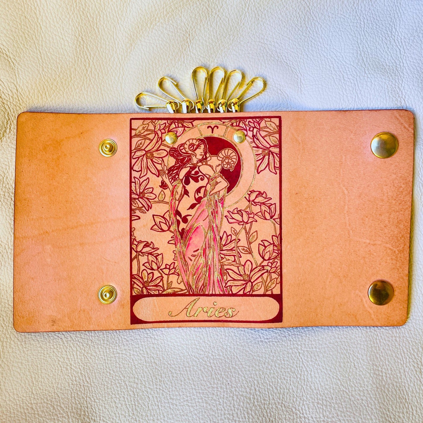 SteamVoyage - portachiavi in cuoio inciso al laser e dipinto a mano con immagini ispirate ai segni zodiacali e ai relativi miti greci e romani - ariete rosso aperto