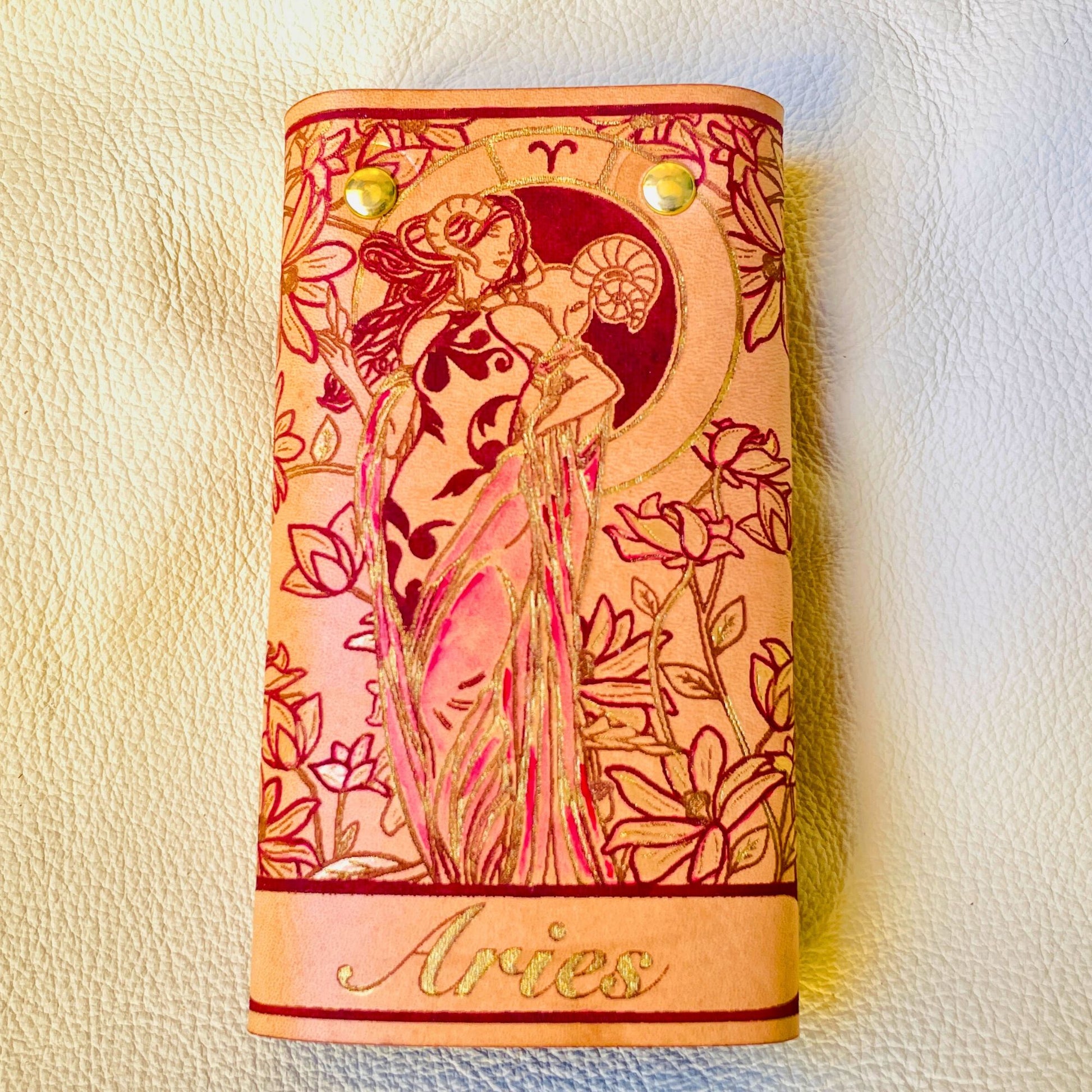 SteamVoyage - portachiavi in cuoio inciso al laser e dipinto a mano con immagini ispirate ai segni zodiacali e ai relativi miti greci e romani - ariete rosso chiuso