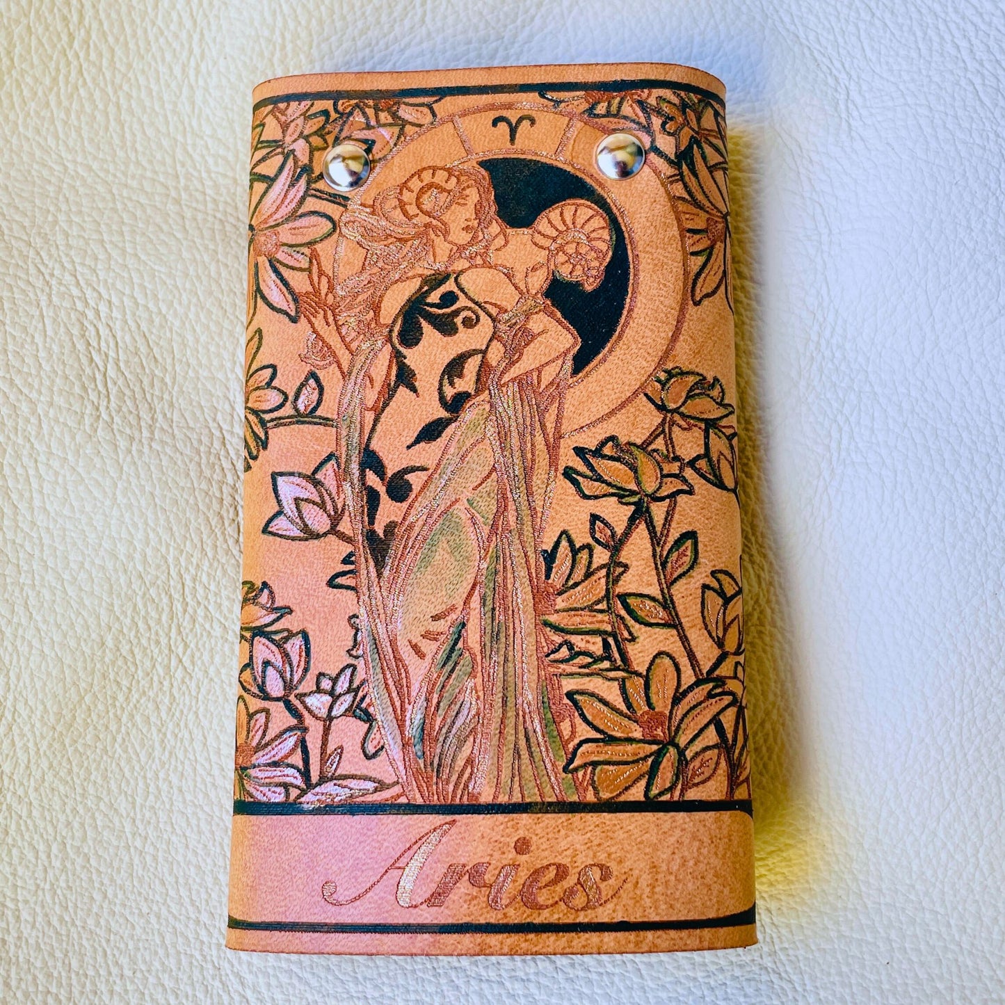 SteamVoyage - portachiavi in cuoio inciso al laser e dipinto a mano con immagini ispirate ai segni zodiacali e ai relativi miti greci e romani - ariete verde chiuso