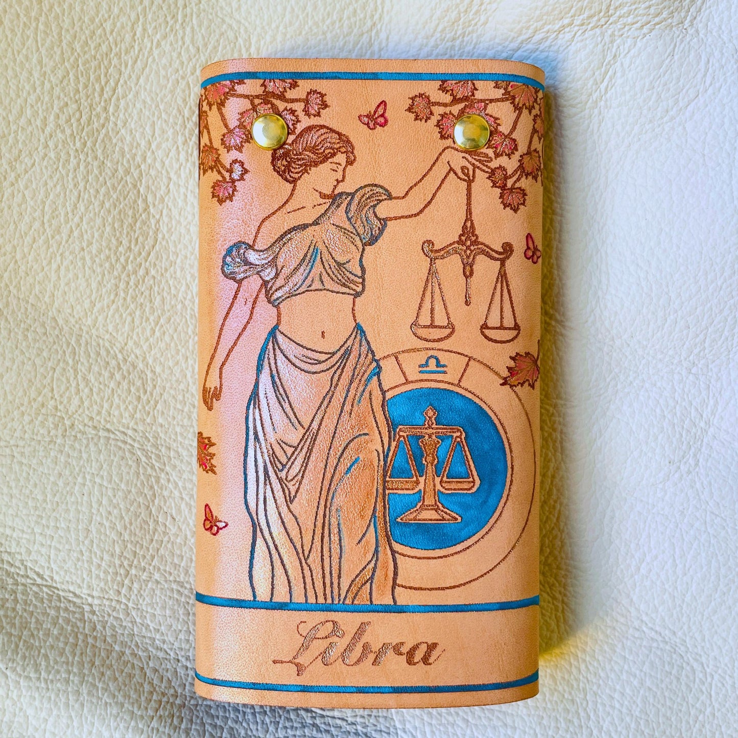 SteamVoyage - portachiavi in cuoio inciso al laser e dipinto a mano con immagini ispirate ai segni zodiacali e ai relativi miti greci e romani - bilancia azzurro chiuso