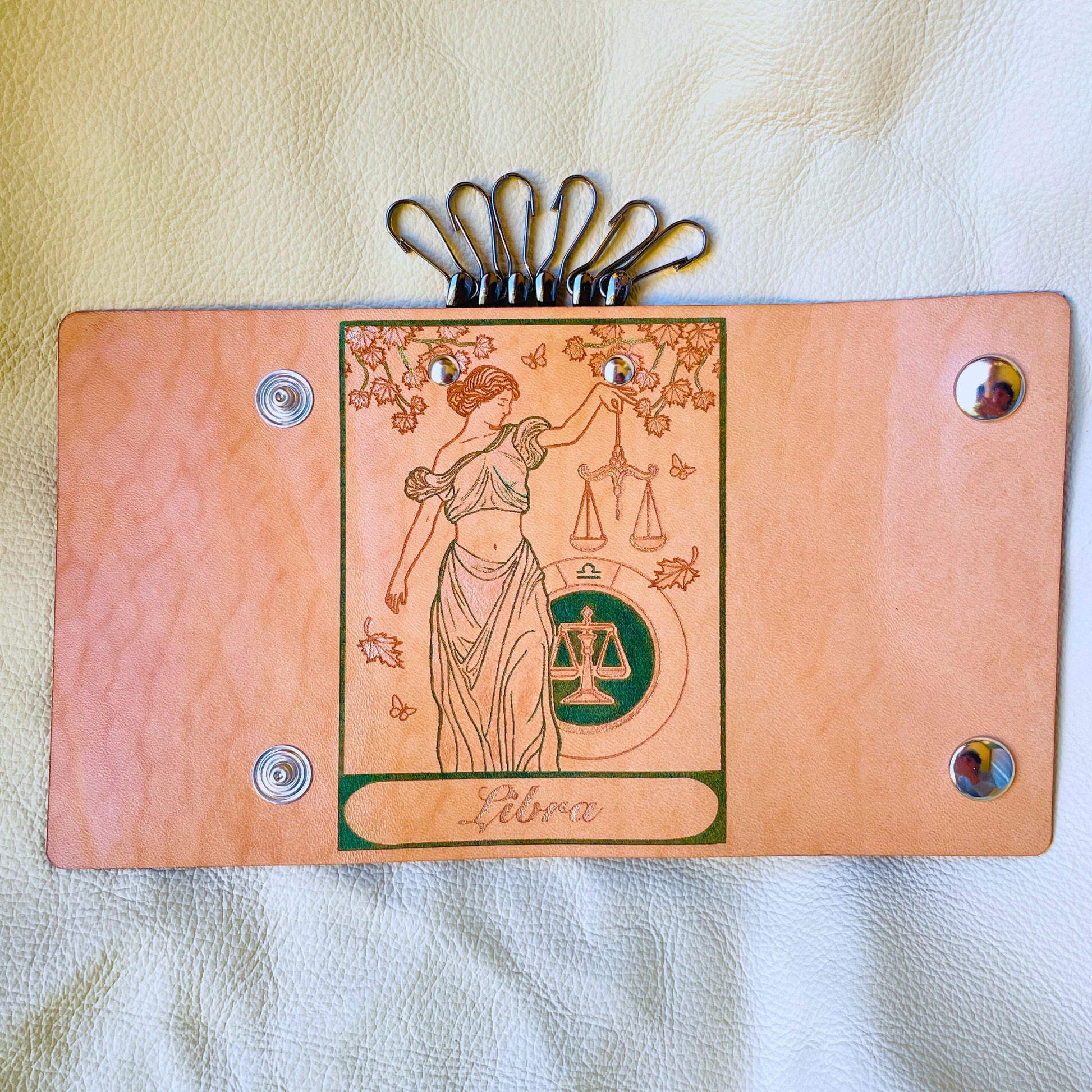 SteamVoyage - portachiavi in cuoio inciso al laser e dipinto a mano con immagini ispirate ai segni zodiacali e ai relativi miti greci e romani - bilancia verde aperto