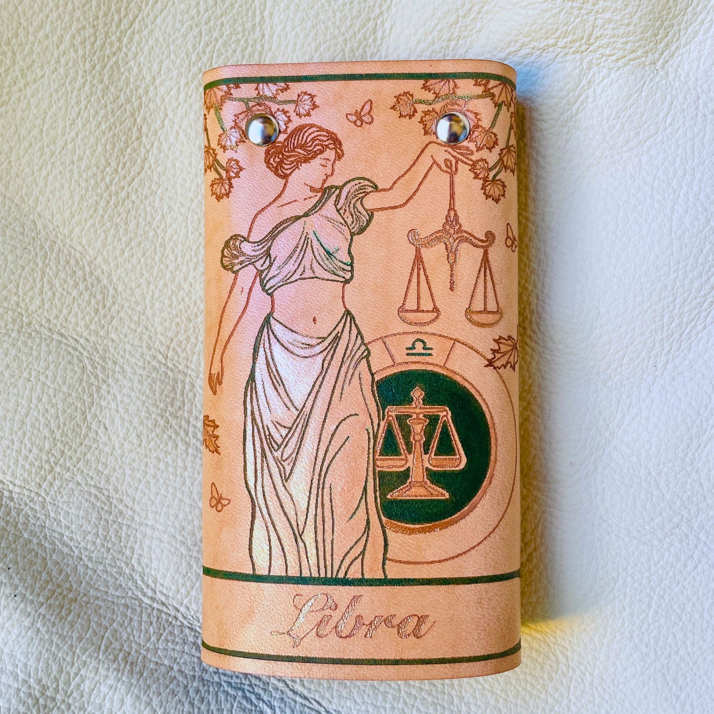 SteamVoyage - portachiavi in cuoio inciso al laser e dipinto a mano con immagini ispirate ai segni zodiacali e ai relativi miti greci e romani - bilancia verde chiuso