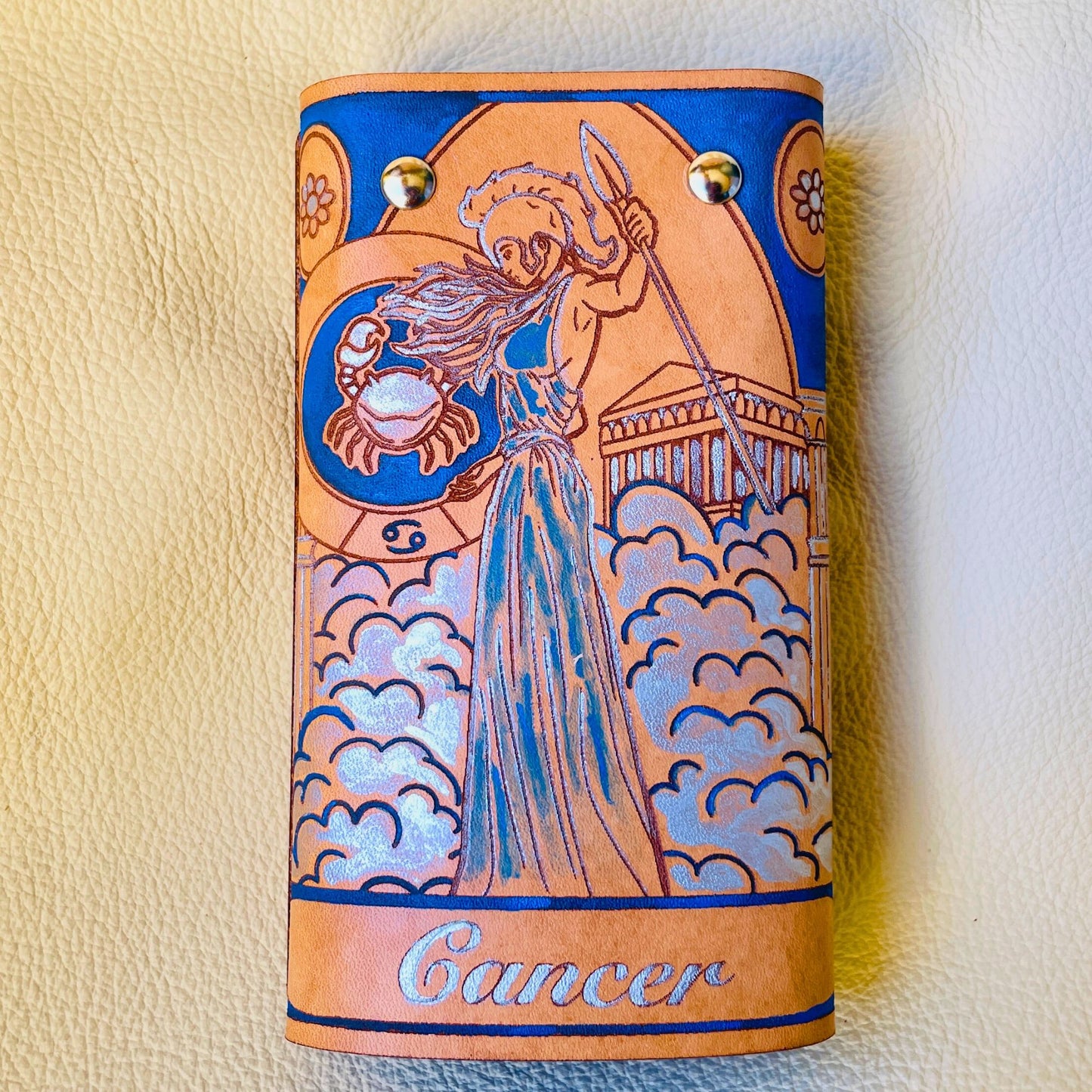 SteamVoyage - portachiavi in cuoio inciso al laser e dipinto a mano con immagini ispirate ai segni zodiacali e ai relativi miti greci e romani - cancro azzurro chiuso