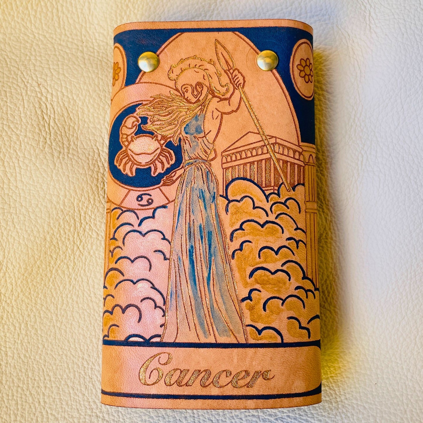 SteamVoyage - portachiavi in cuoio inciso al laser e dipinto a mano con immagini ispirate ai segni zodiacali e ai relativi miti greci e romani - cancro blu chiuso