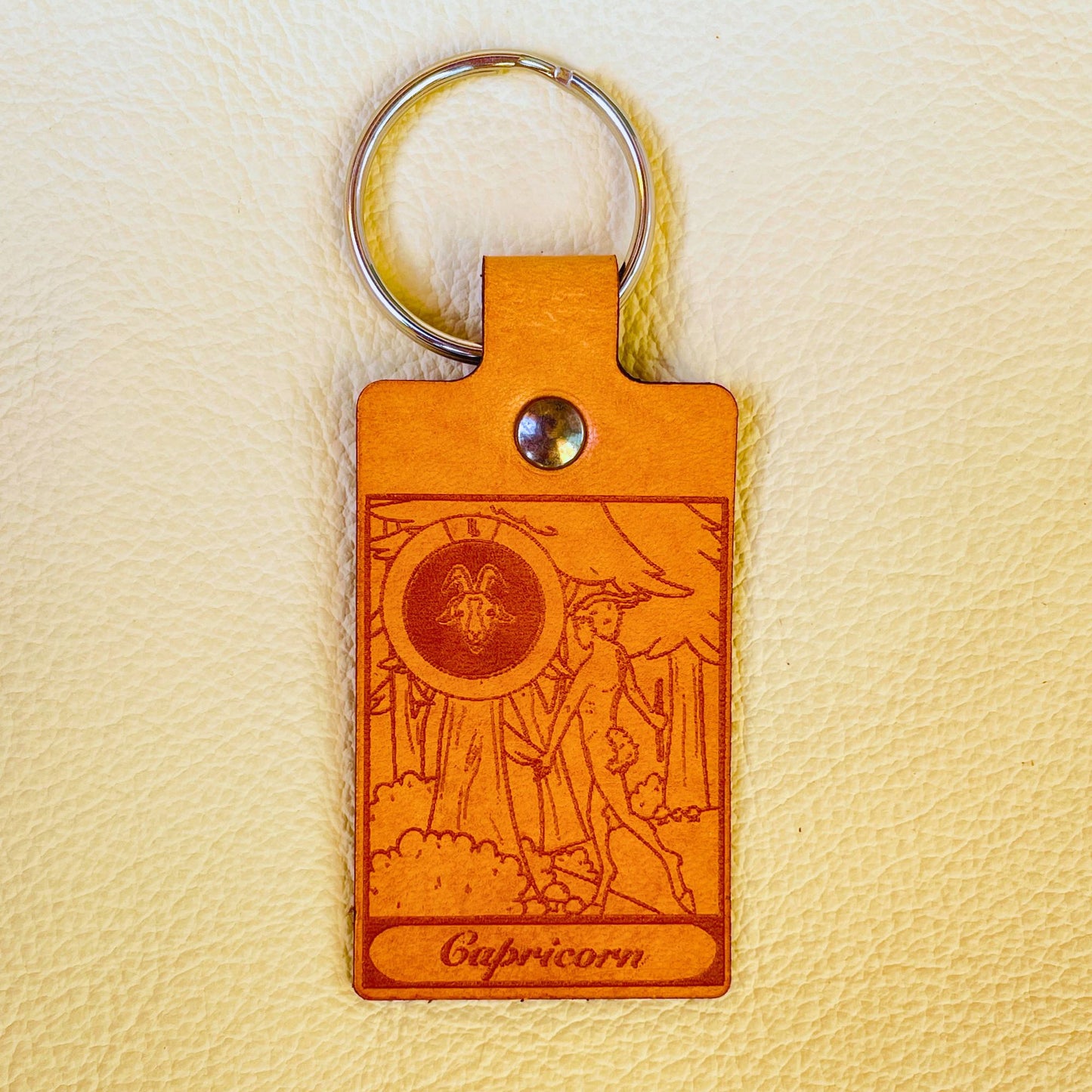 SteamVoyage - mini portachiavi in cuoio con immagini ispirate ai segni zodiacali e ai miti greci e romani che li raccontano - capricorn