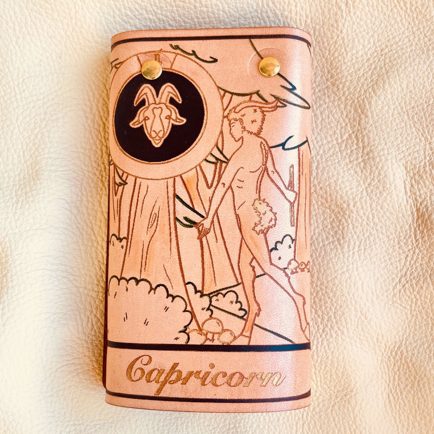 SteamVoyage - portachiavi in cuoio inciso al laser e dipinto a mano con immagini ispirate ai segni zodiacali e ai relativi miti greci e romani - capricorno nero chiuso