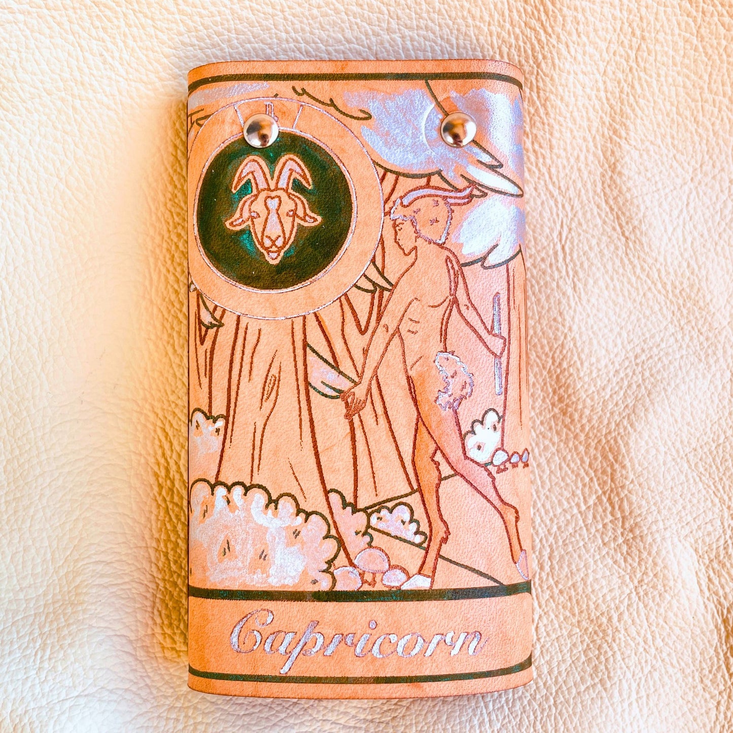 SteamVoyage - portachiavi in cuoio inciso al laser e dipinto a mano con immagini ispirate ai segni zodiacali e ai relativi miti greci e romani - capricorno verde chiuso