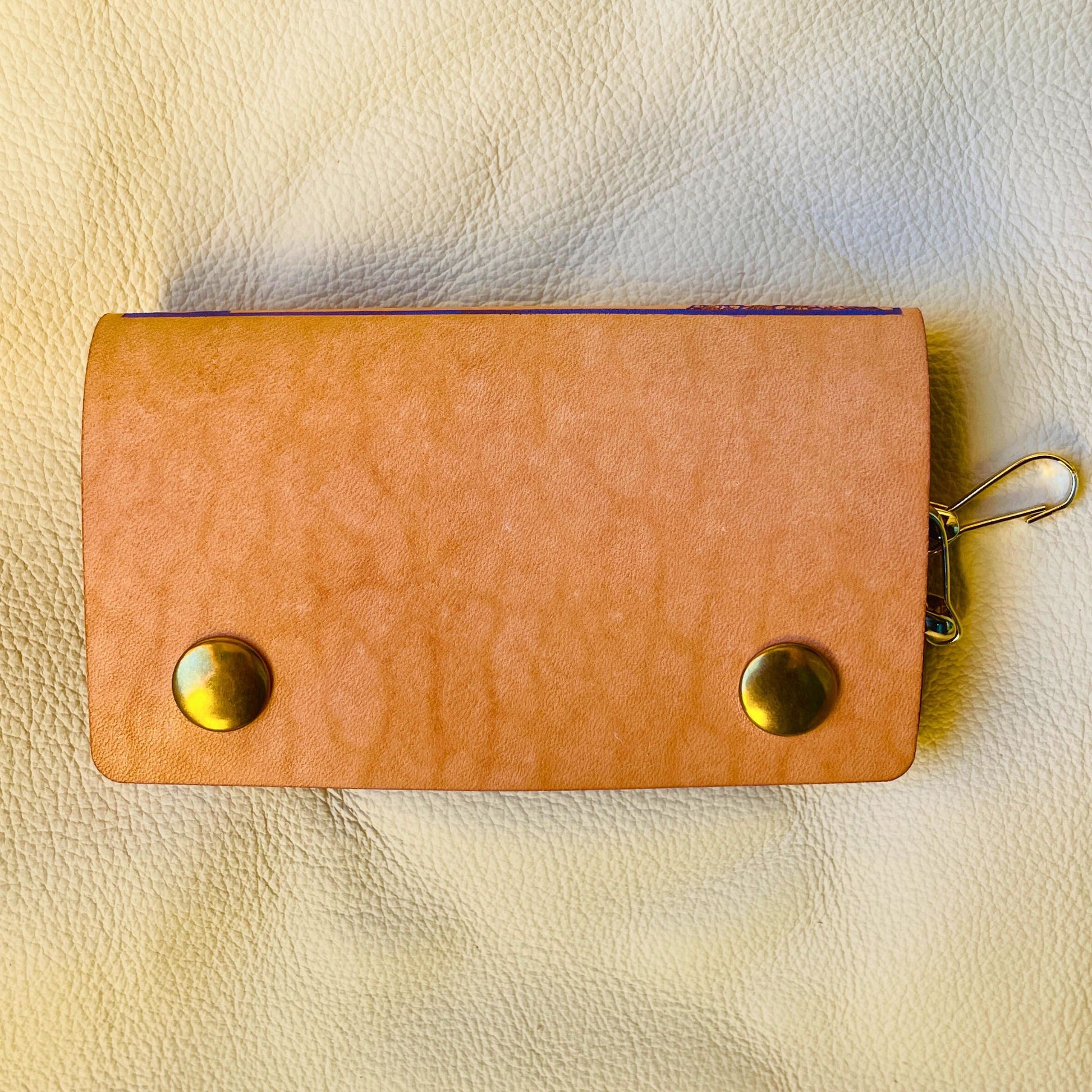 SteamVoyage - portachiavi in cuoio inciso al laser e dipinto a mano con immagini ispirate ai segni zodiacali e ai relativi miti greci e romani - fronte