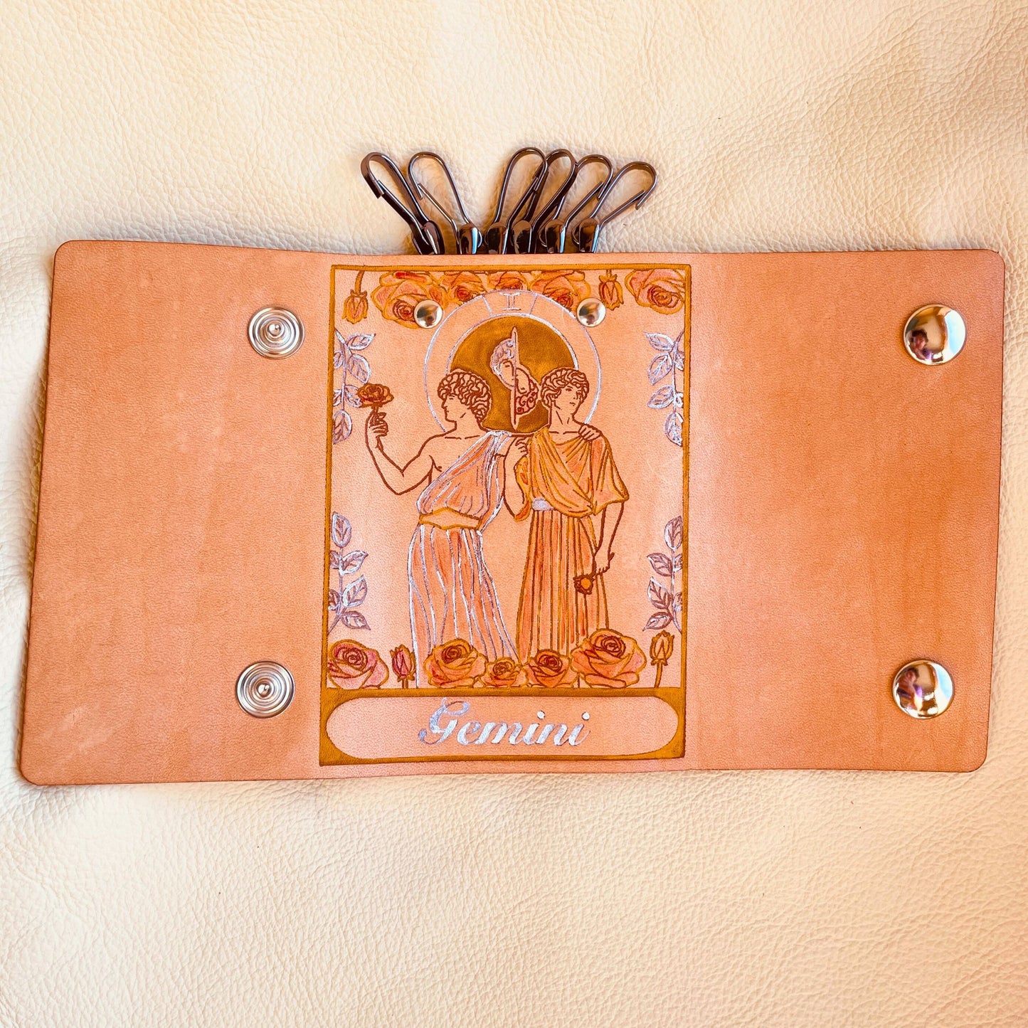 SteamVoyage - portachiavi in cuoio inciso al laser e dipinto a mano con immagini ispirate ai segni zodiacali e ai relativi miti greci e romani - gemelli giallo aperto