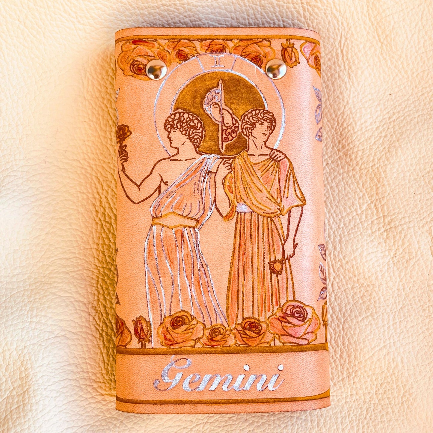 SteamVoyage - portachiavi in cuoio inciso al laser e dipinto a mano con immagini ispirate ai segni zodiacali e ai relativi miti greci e romani - gemelli giallo chiuso