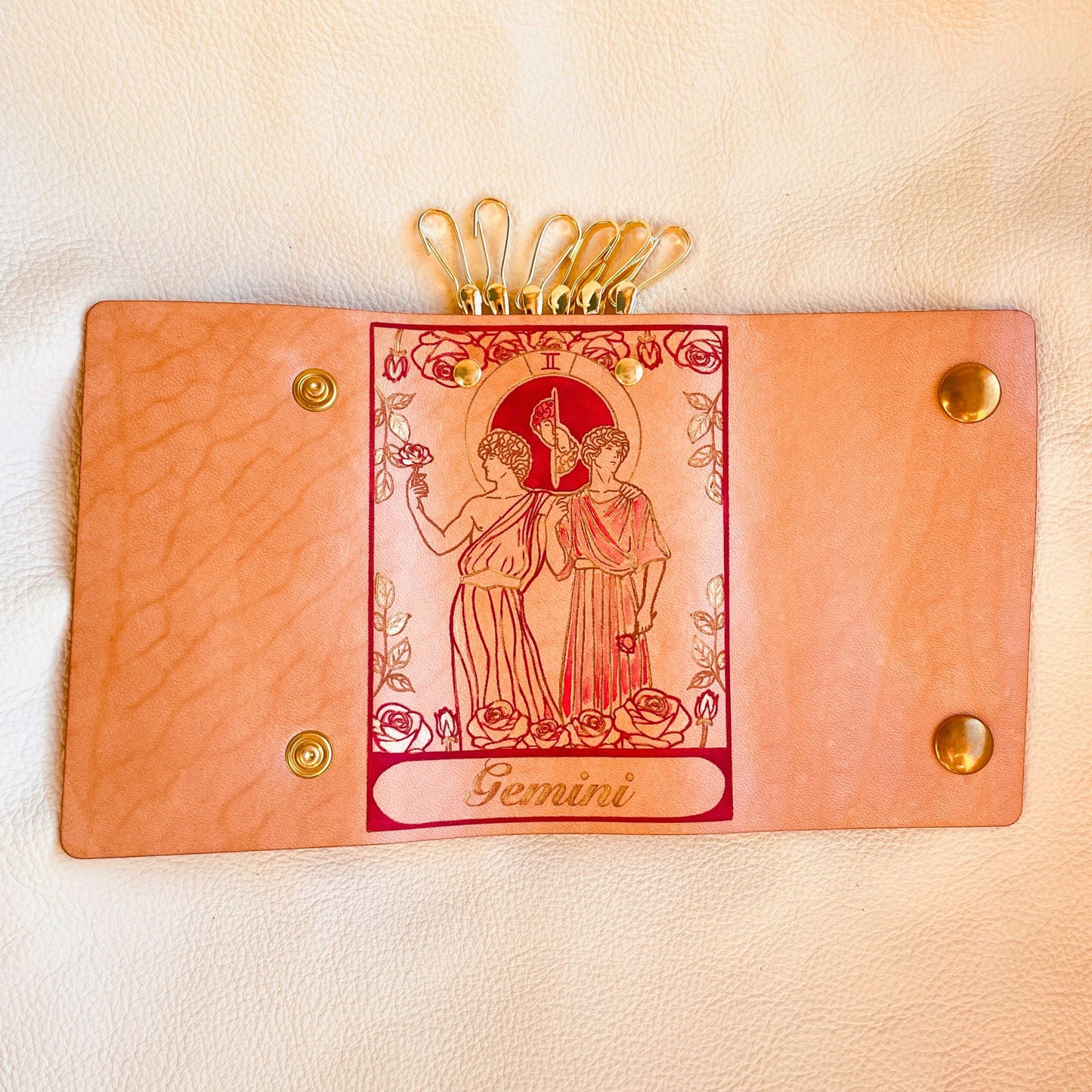 SteamVoyage - portachiavi in cuoio inciso al laser e dipinto a mano con immagini ispirate ai segni zodiacali e ai relativi miti greci e romani - gemelli rosso aperto