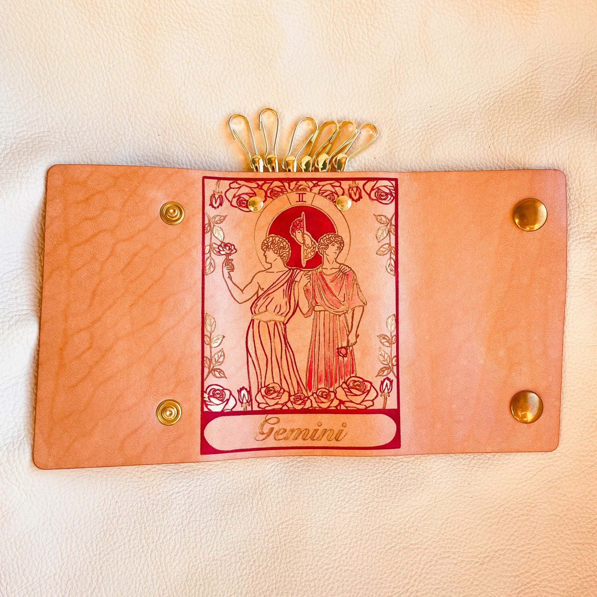 SteamVoyage - portachiavi in cuoio inciso al laser e dipinto a mano con immagini ispirate ai segni zodiacali e ai relativi miti greci e romani - gemelli rosso aperto
