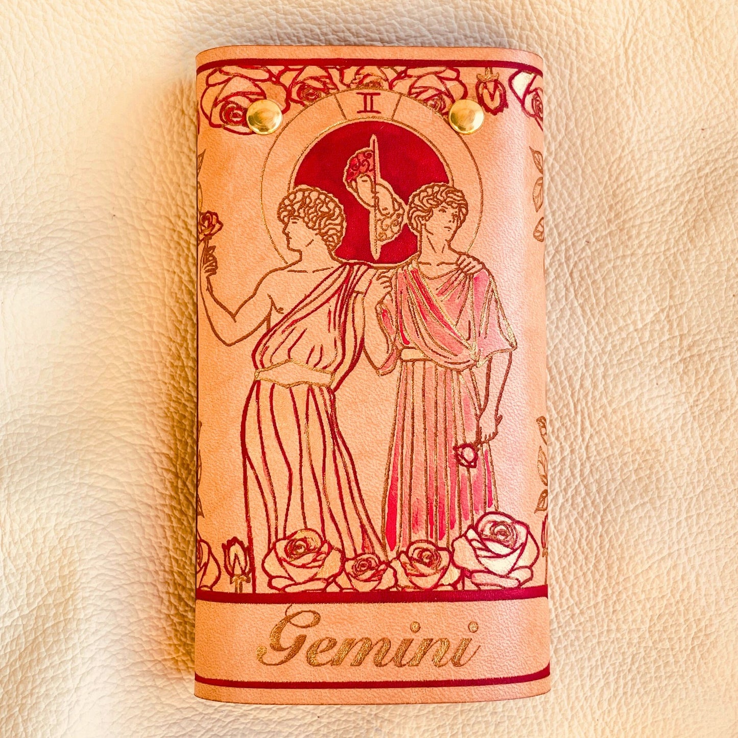 SteamVoyage - portachiavi in cuoio inciso al laser e dipinto a mano con immagini ispirate ai segni zodiacali e ai relativi miti greci e romani - gemelli rosso chiuso