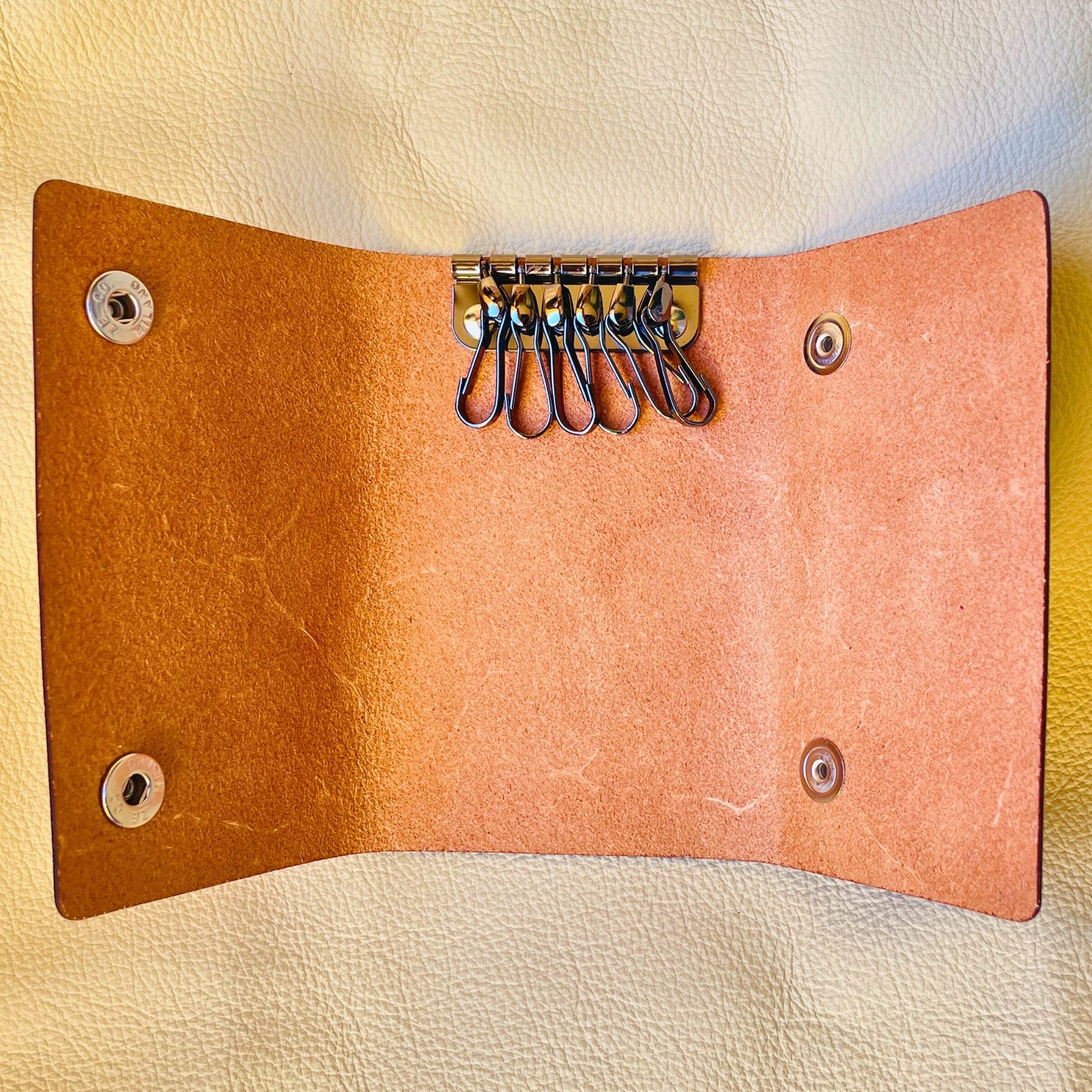 SteamVoyage - portachiavi in cuoio inciso al laser e dipinto a mano con immagini ispirate ai segni zodiacali e ai relativi miti greci e romani - interno con minuteria cromata