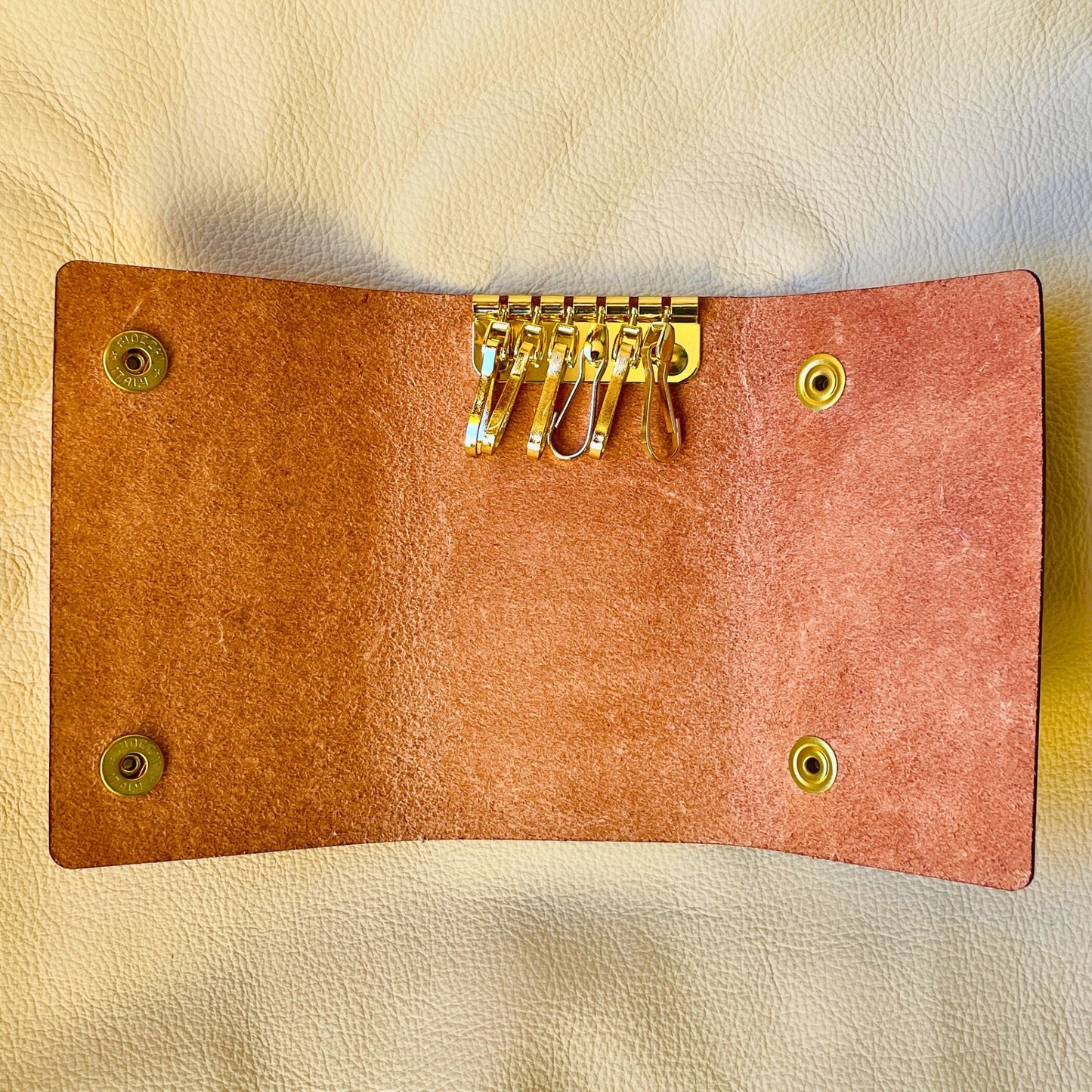 SteamVoyage - portachiavi in cuoio inciso al laser e dipinto a mano con immagini ispirate ai segni zodiacali e ai relativi miti greci e romani - interno con minuteria dorata