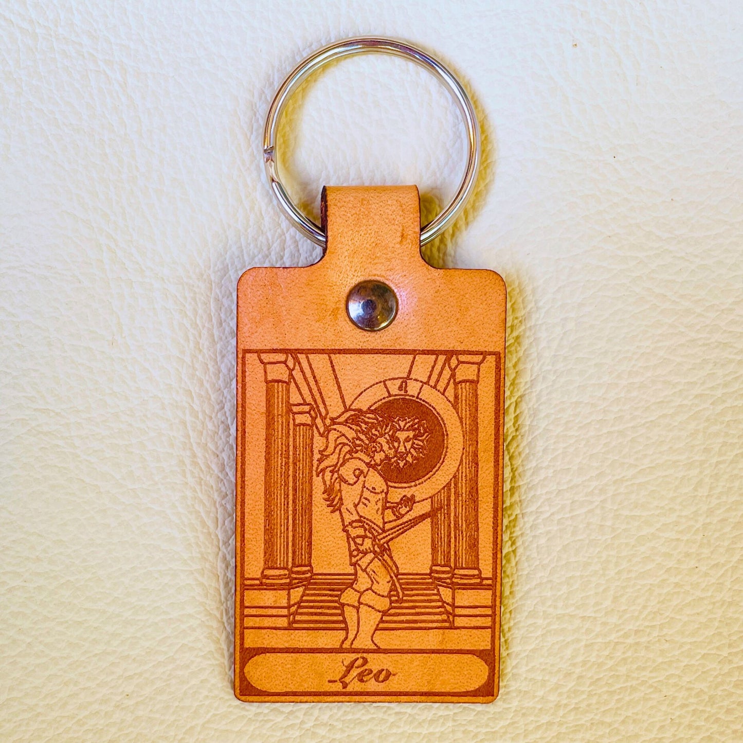 SteamVoyage - mini portachiavi in cuoio con immagini ispirate ai segni zodiacali e ai miti greci e romani che li raccontano - leo