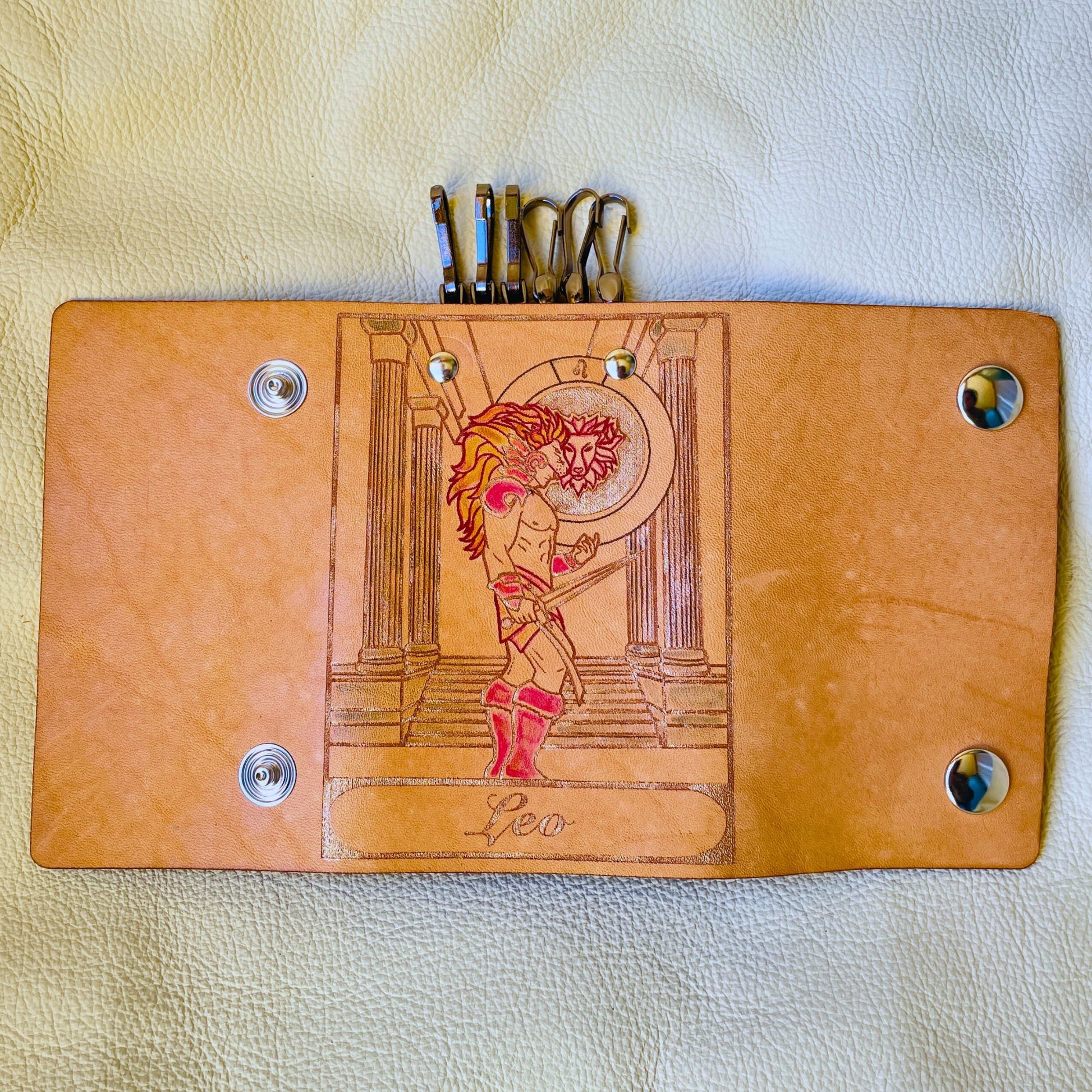 SteamVoyage - portachiavi in cuoio inciso al laser e dipinto a mano con immagini ispirate ai segni zodiacali e ai relativi miti greci e romani - leone bronzo aperto