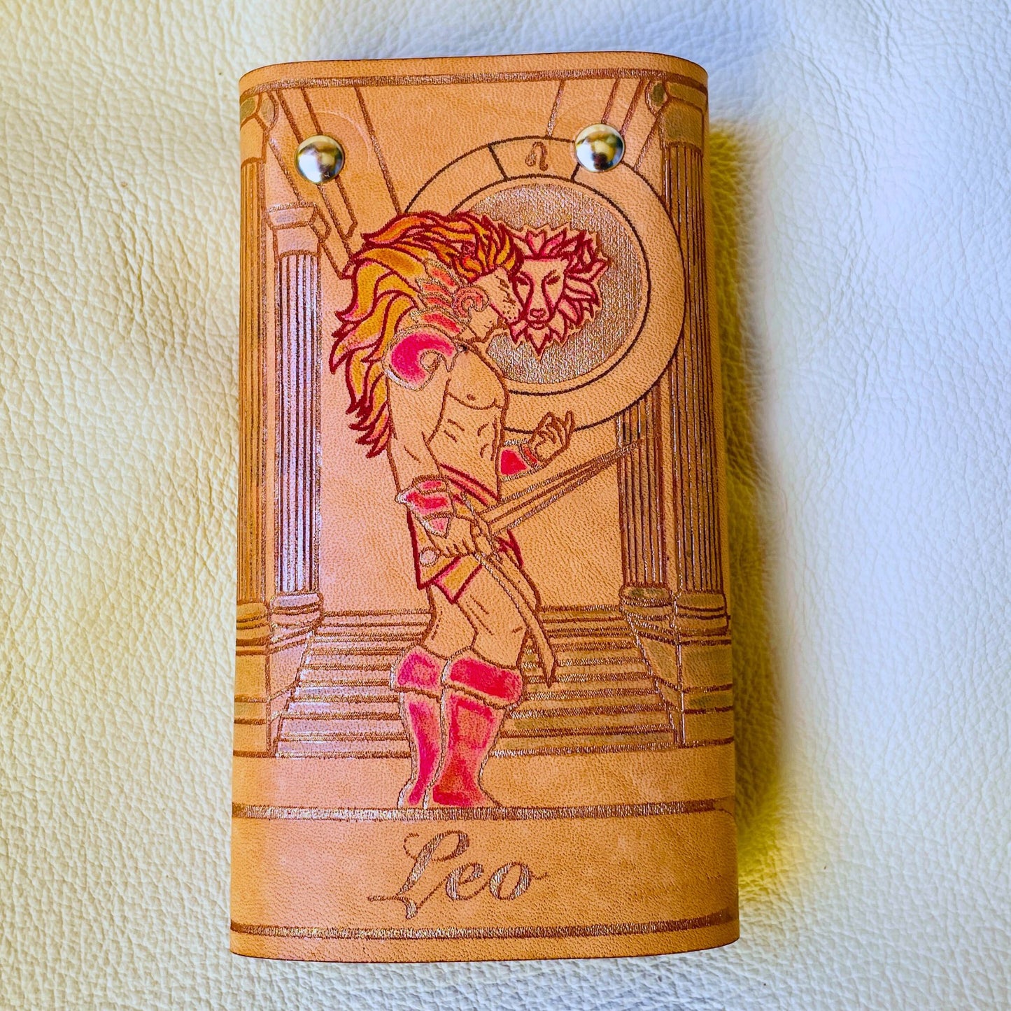 SteamVoyage - portachiavi in cuoio inciso al laser e dipinto a mano con immagini ispirate ai segni zodiacali e ai relativi miti greci e romani - leone bronzo chiuso