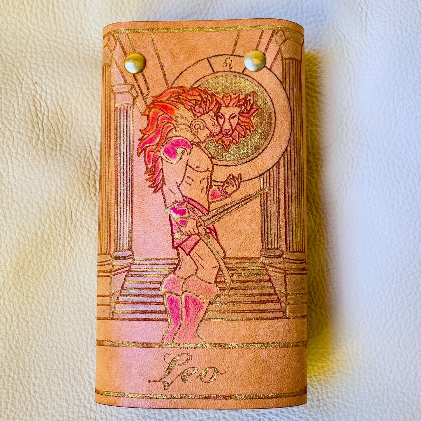 SteamVoyage - portachiavi in cuoio inciso al laser e dipinto a mano con immagini ispirate ai segni zodiacali e ai relativi miti greci e romani - leone oro chiuso