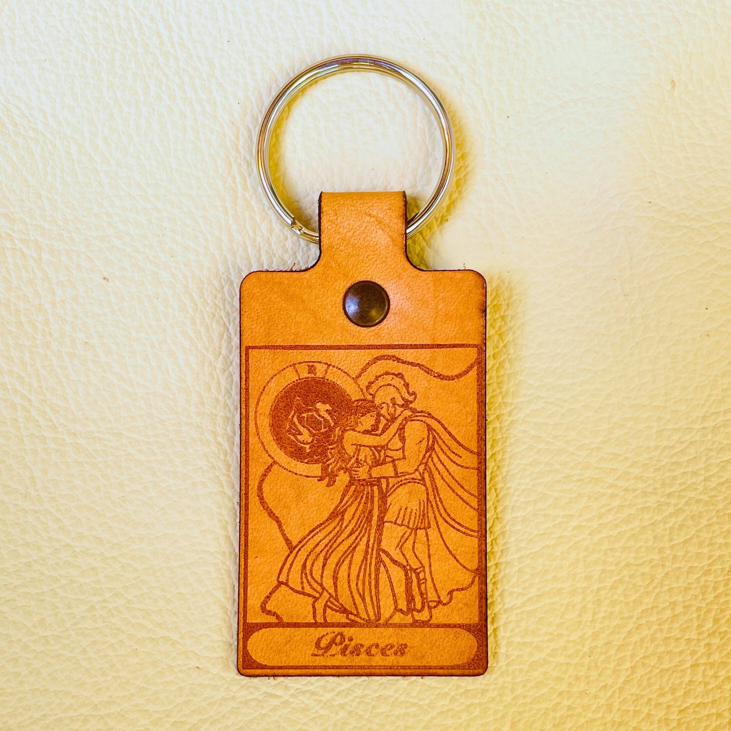 SteamVoyage - mini portachiavi in cuoio con immagini ispirate ai segni zodiacali e ai miti greci e romani che li raccontano - pisces
