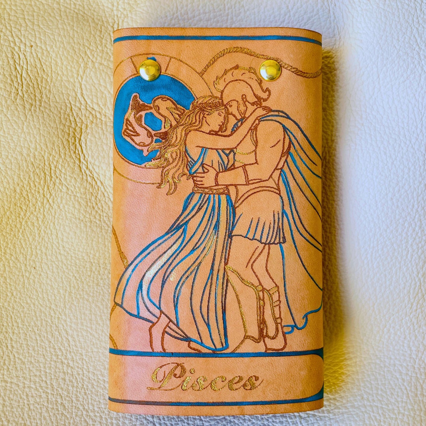 SteamVoyage - portachiavi in cuoio inciso al laser e dipinto a mano con immagini ispirate ai segni zodiacali e ai relativi miti greci e romani - pesci azzurro chiuso