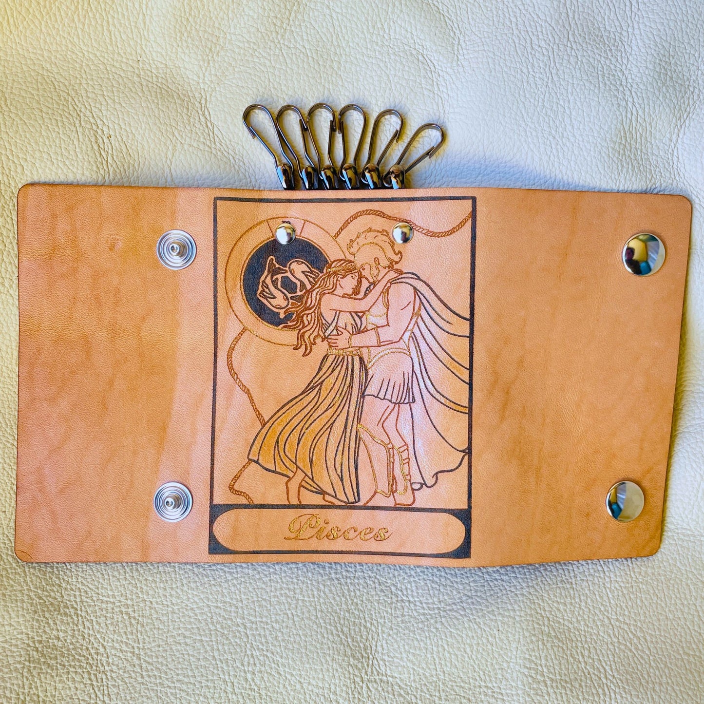 SteamVoyage - portachiavi in cuoio inciso al laser e dipinto a mano con immagini ispirate ai segni zodiacali e ai relativi miti greci e romani - pesci blu aperto