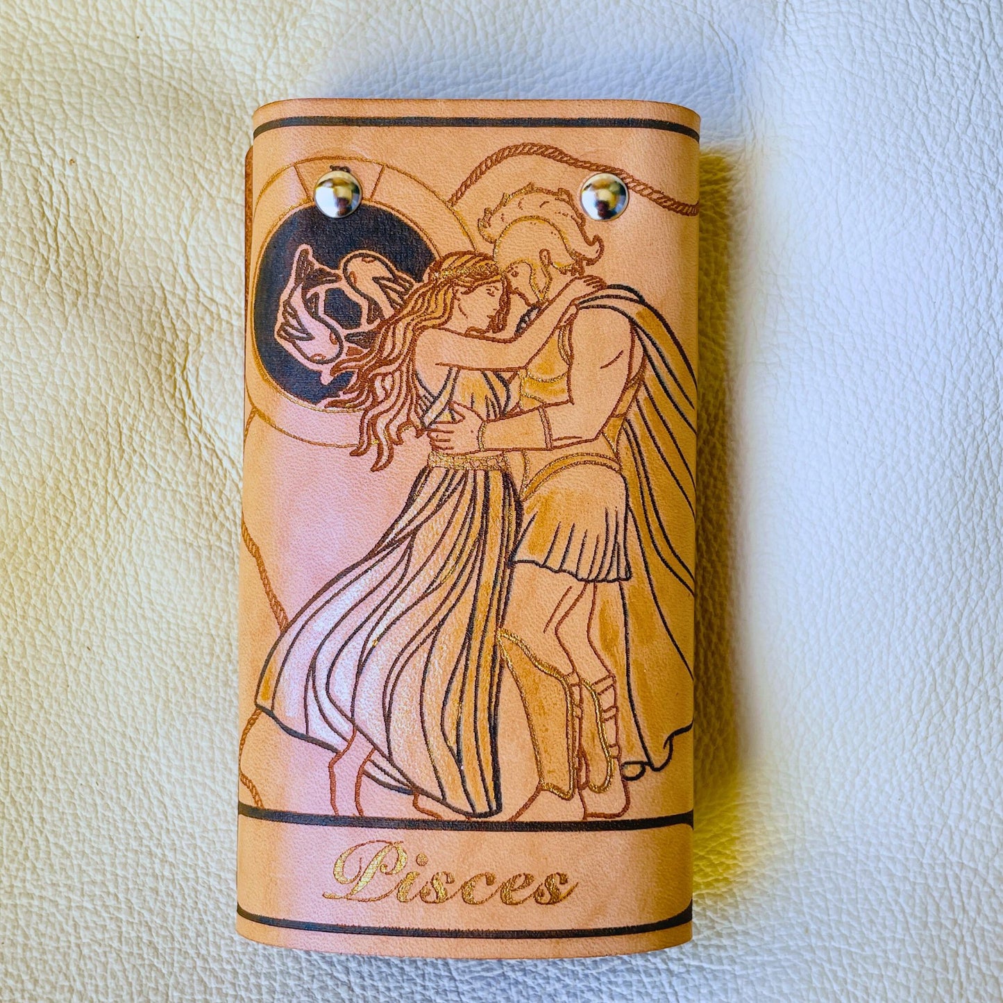 SteamVoyage - portachiavi in cuoio inciso al laser e dipinto a mano con immagini ispirate ai segni zodiacali e ai relativi miti greci e romani - pesci blu chiuso