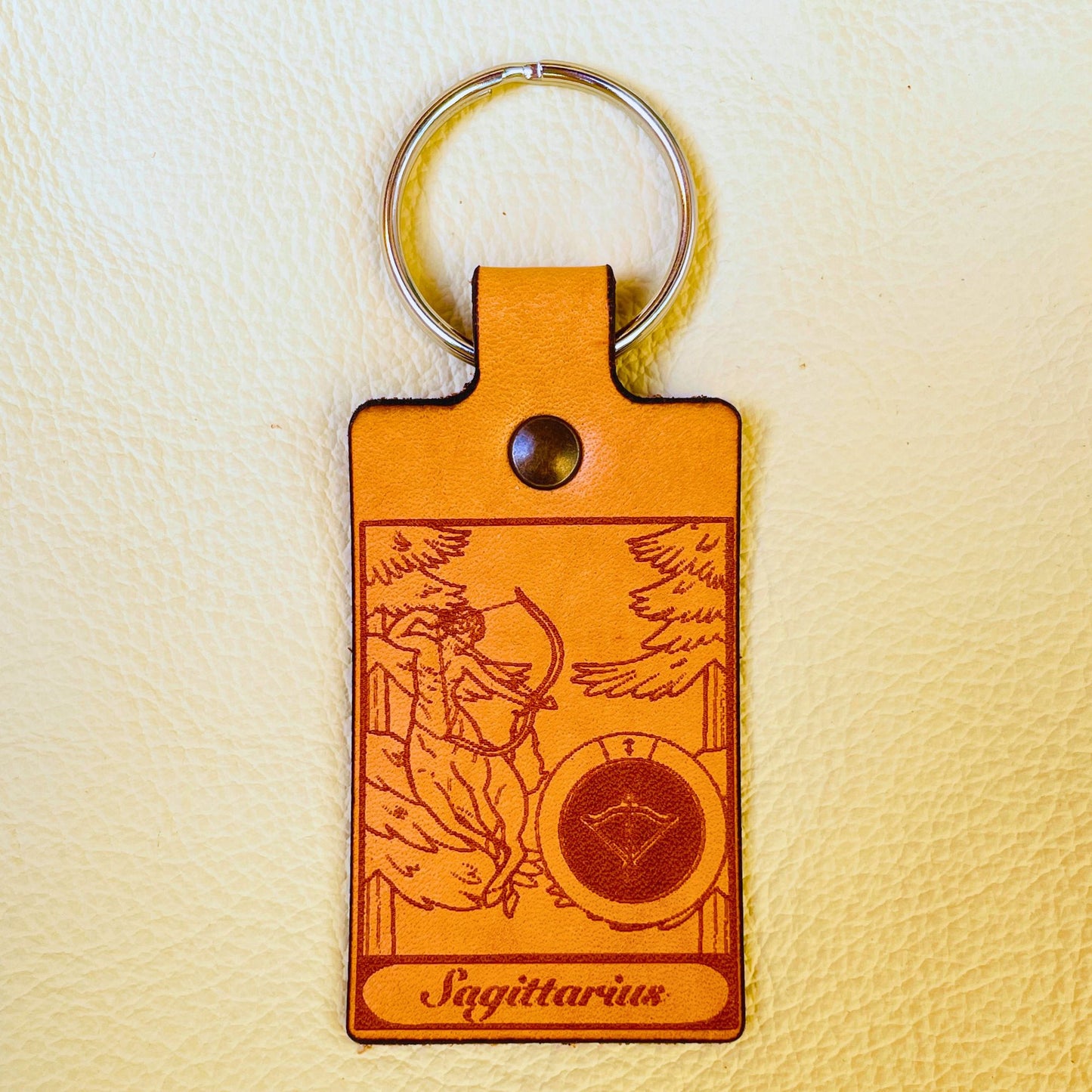 SteamVoyage - mini portachiavi in cuoio con immagini ispirate ai segni zodiacali e ai miti greci e romani che li raccontano - sagittarius