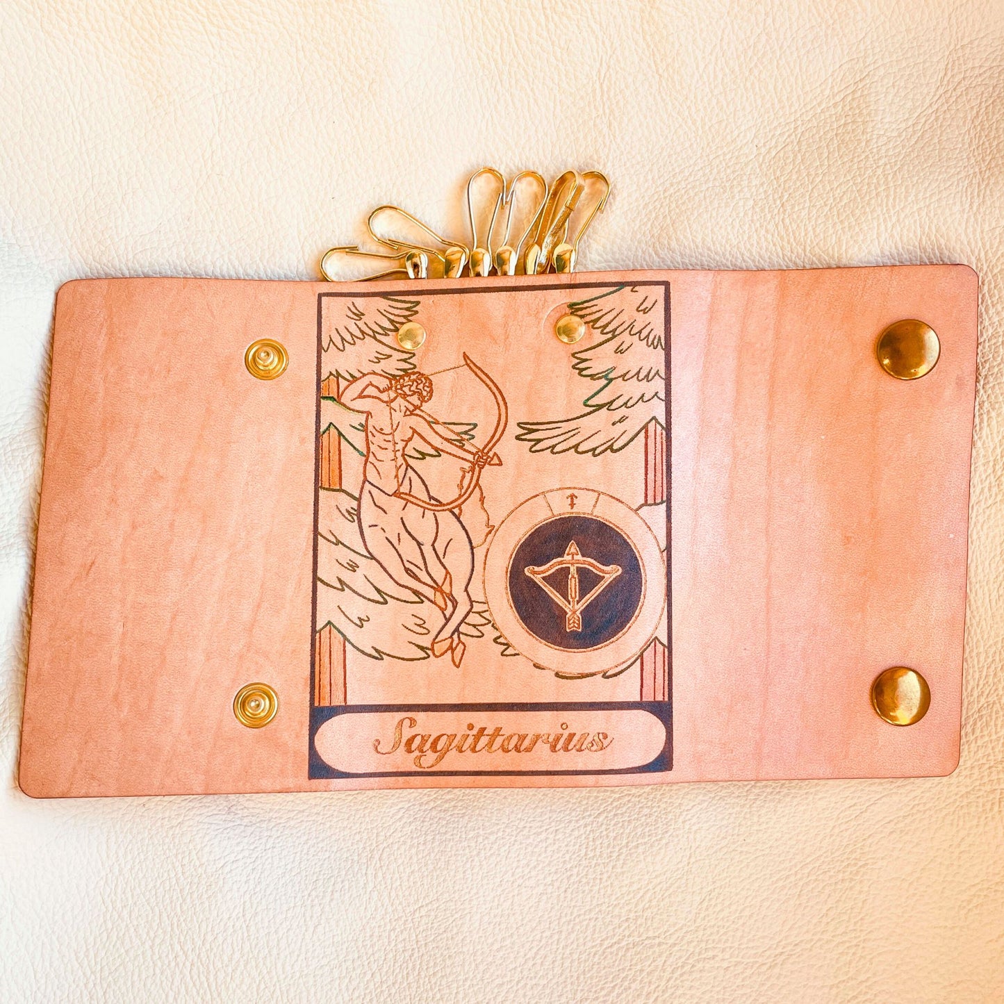 SteamVoyage - portachiavi in cuoio inciso al laser e dipinto a mano con immagini ispirate ai segni zodiacali e ai relativi miti greci e romani - sagittario blu aperto