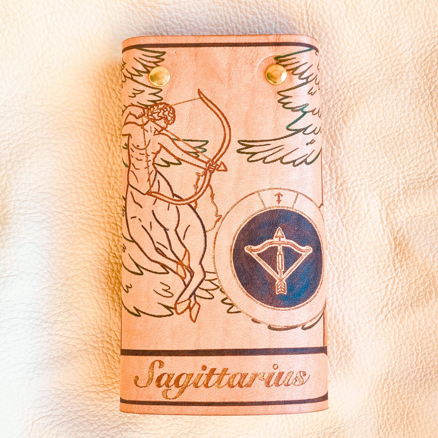 SteamVoyage - portachiavi in cuoio inciso al laser e dipinto a mano con immagini ispirate ai segni zodiacali e ai relativi miti greci e romani - sagittario blu chiuso