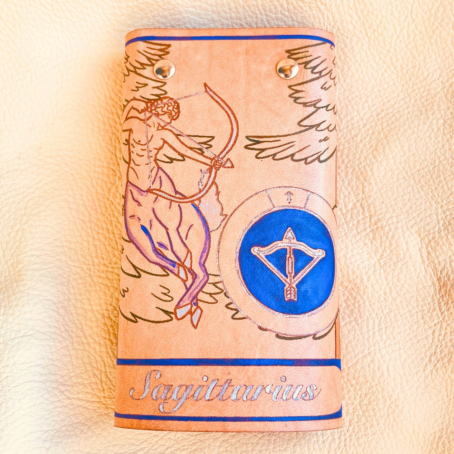 SteamVoyage - portachiavi in cuoio inciso al laser e dipinto a mano con immagini ispirate ai segni zodiacali e ai relativi miti greci e romani - sagittario viola chiuso