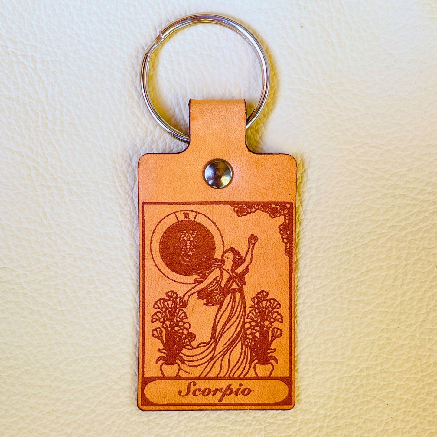 SteamVoyage - mini portachiavi in cuoio con immagini ispirate ai segni zodiacali e ai miti greci e romani che li raccontano - scorpio