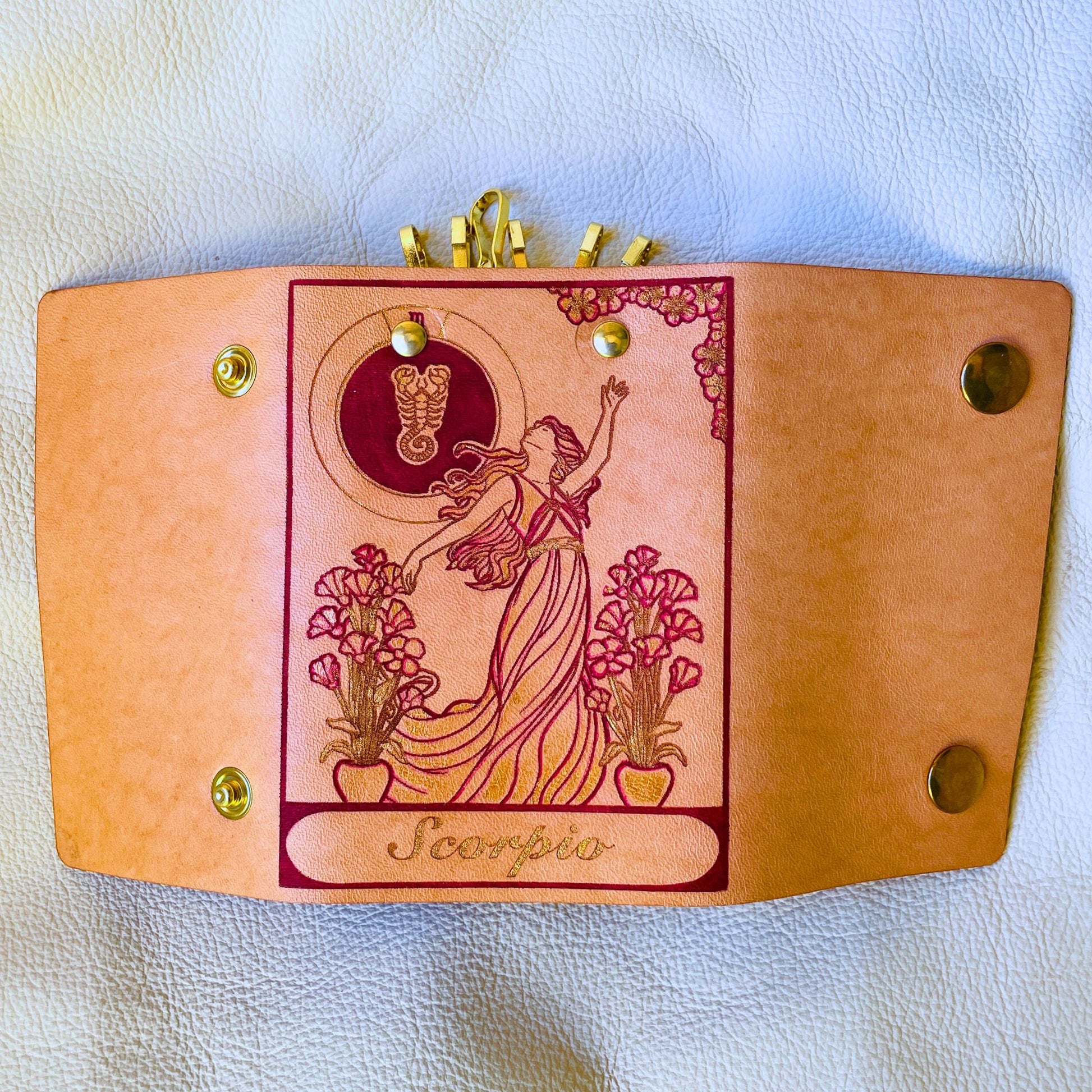 SteamVoyage - portachiavi in cuoio inciso al laser e dipinto a mano con immagini ispirate ai segni zodiacali e ai relativi miti greci e romani - scorpione rosso aperto